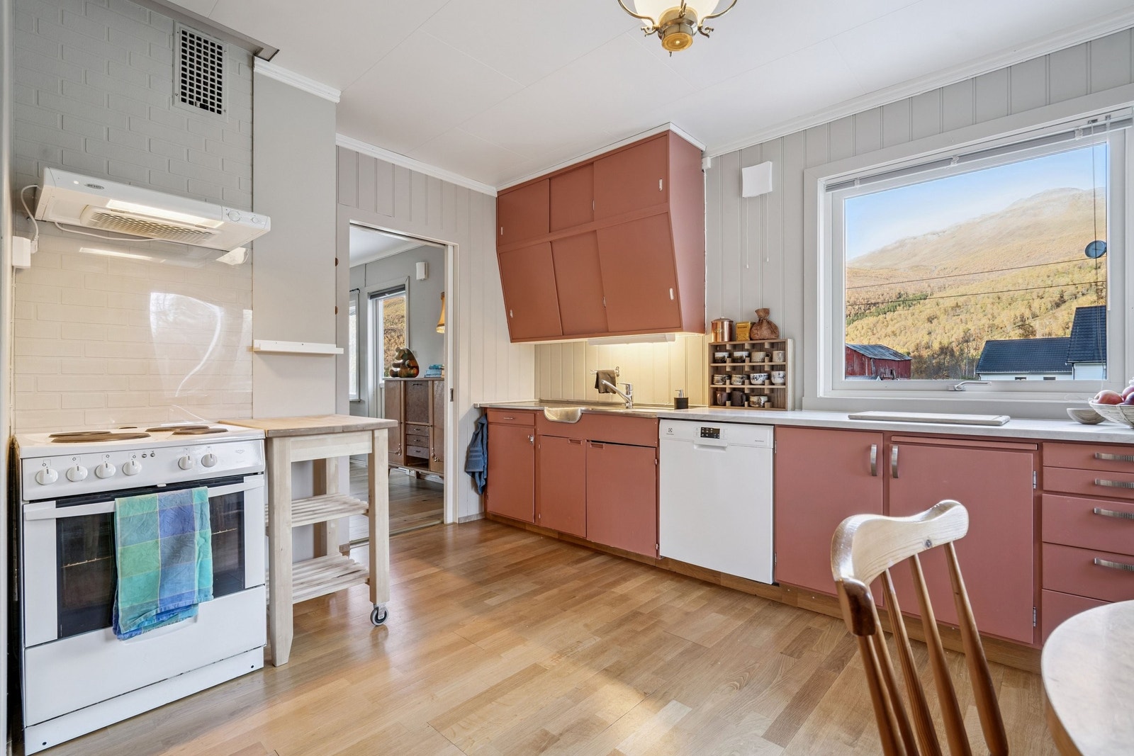 Stort og hyggelig vintagekjøkken fra 70-tallet. God benkeplass og plass for spisebord. Flott utsikt til Storala, Tverrfjellet og Vesle Ala. Galleribilde