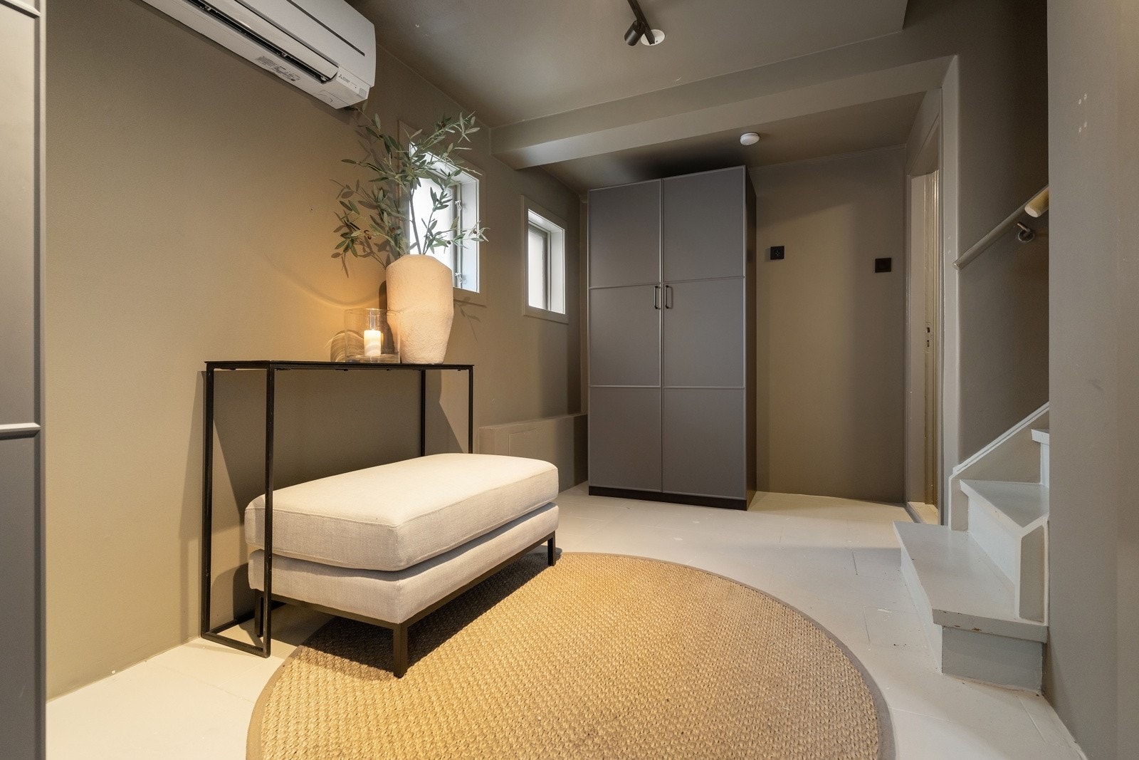 Romslig og praktisk entré med god plass til oppbevaring. Store garderobeskap gir ryddige løsninger for yttertøy og sko, og det er enkel adkomst videre inn i boligen. Galleribilde