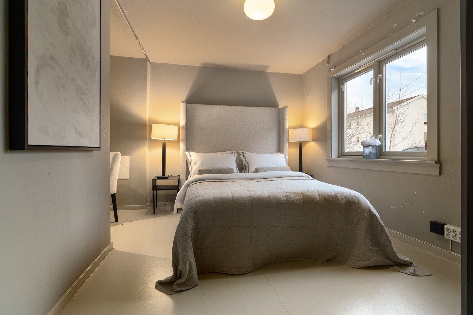 Boligen byr på fire lyse og romslige soverom, alle med gode møbleringsmuligheter. Soverom 4 i første etasje. Galleribilde