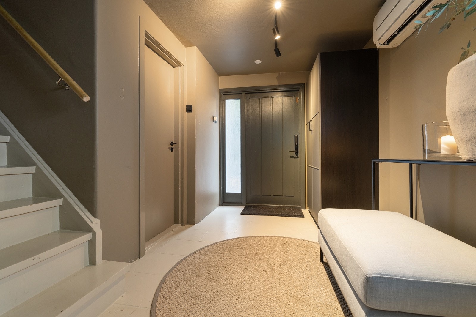 Et innbydende førsteinntrykk med god belysning og smart planløsning. Galleribilde