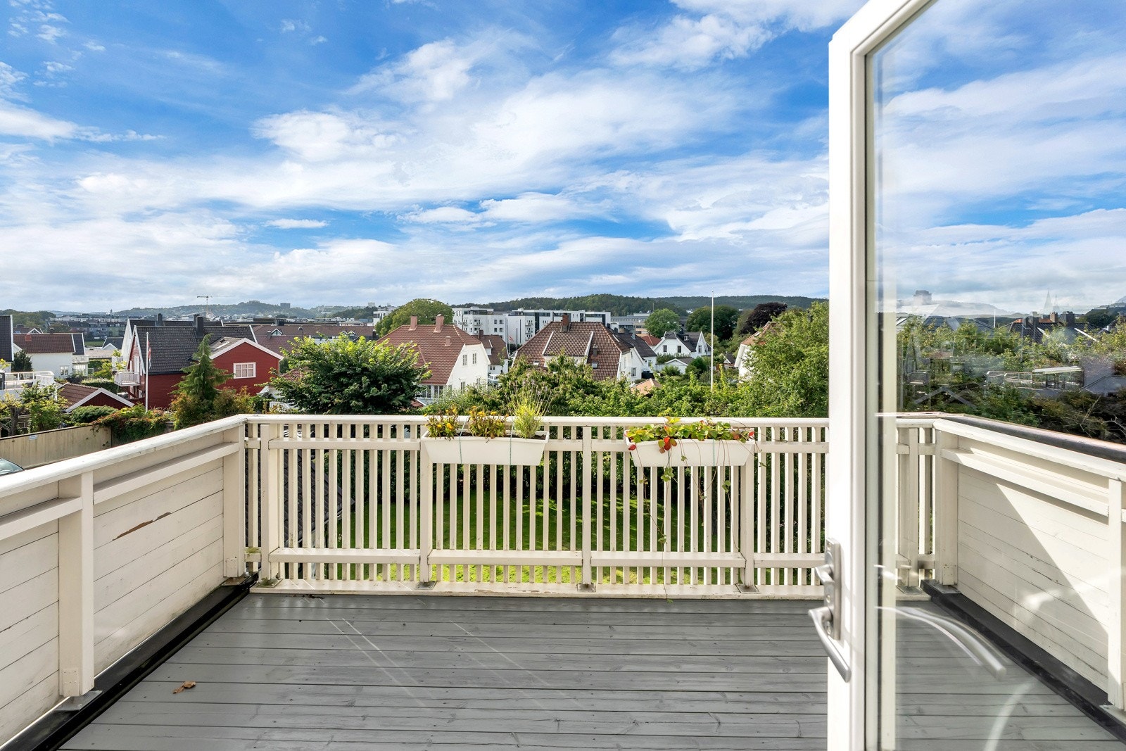 Verandaen er vestvendt og har seneste kveldssol. Galleribilde