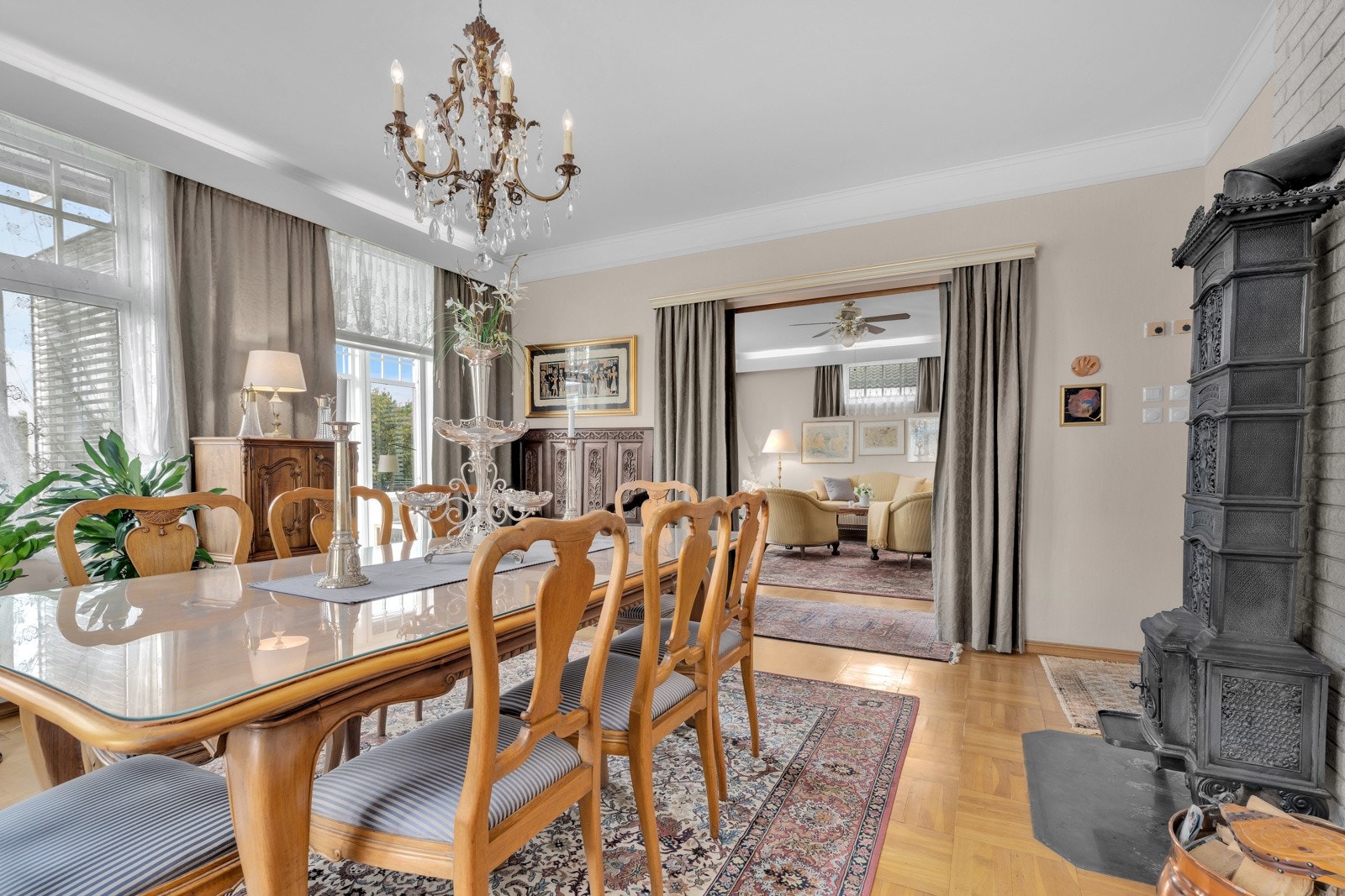 Stor, representativ dobbelstue med isolert vinterhage. Galleribilde