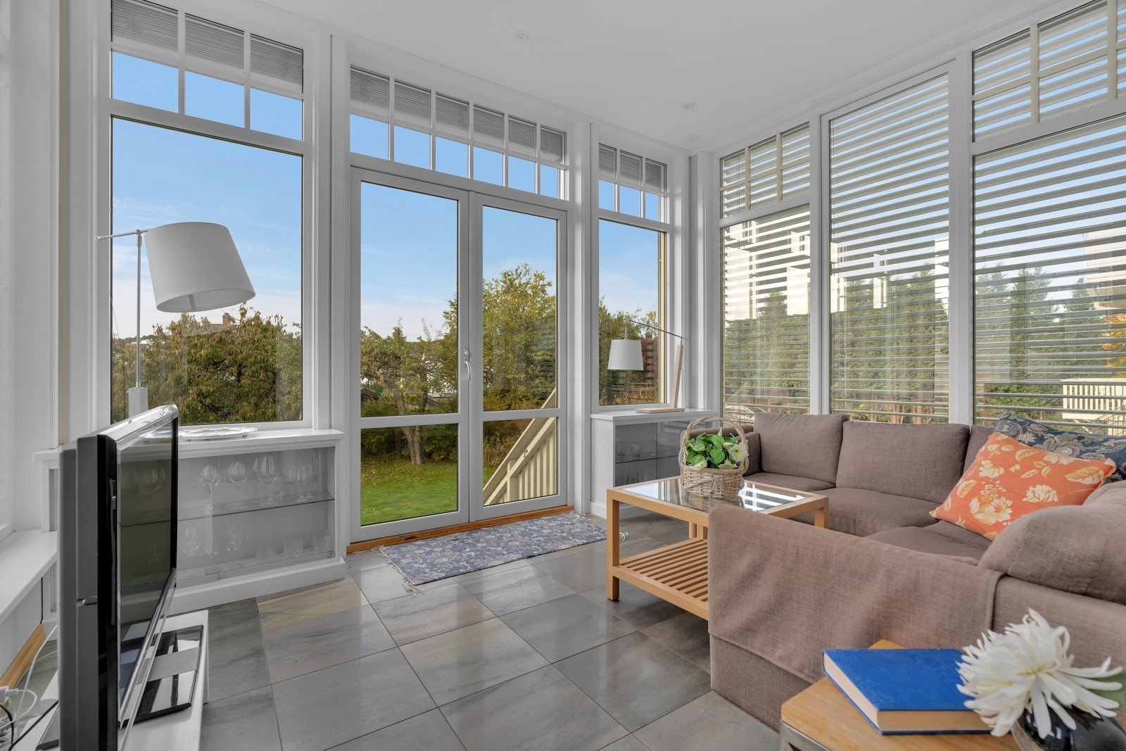 Isolert vinterhage med trapp ned til hage. Galleribilde