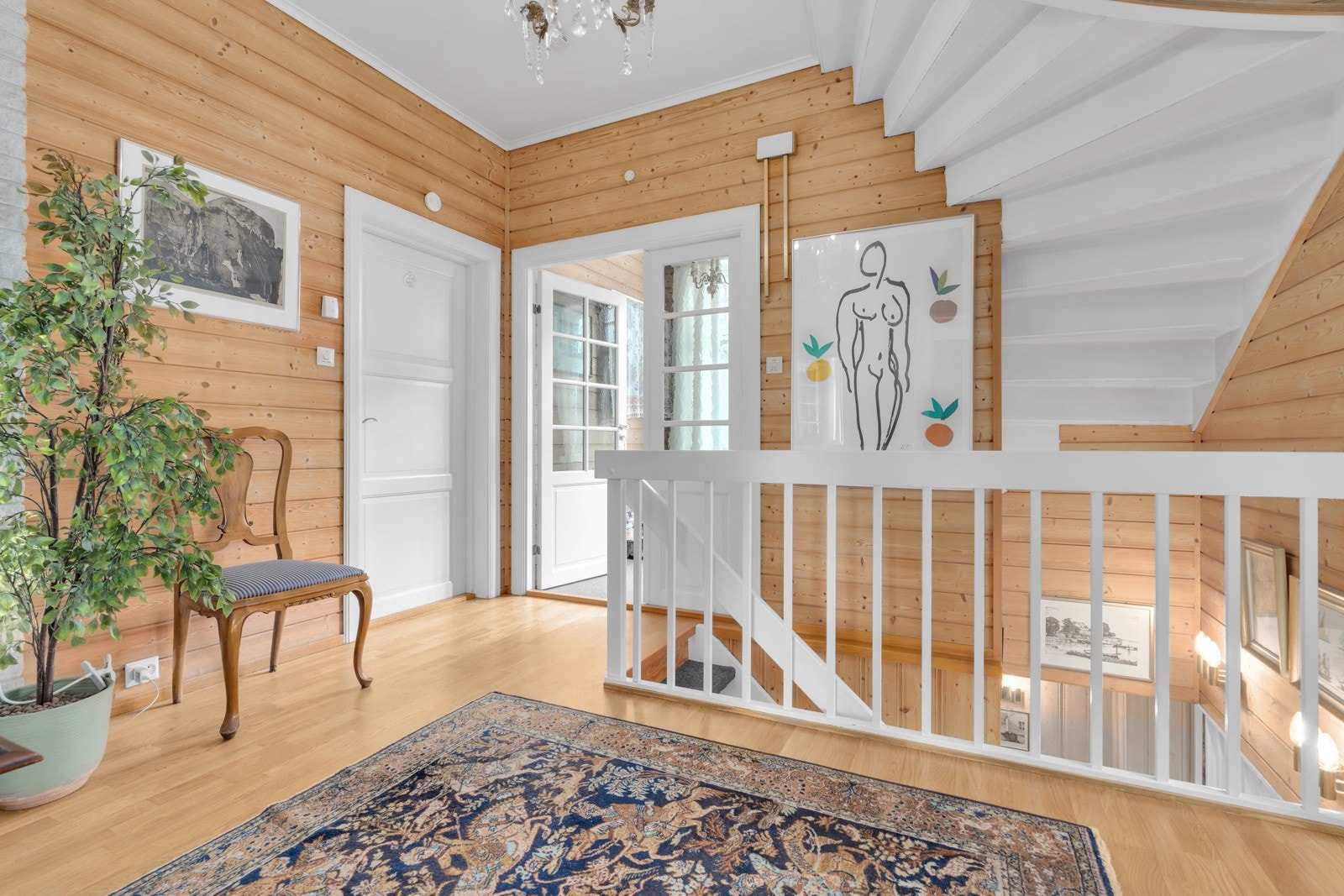 Romslig trappegang i 1.etg. med trapp ned til u.etg Galleribilde