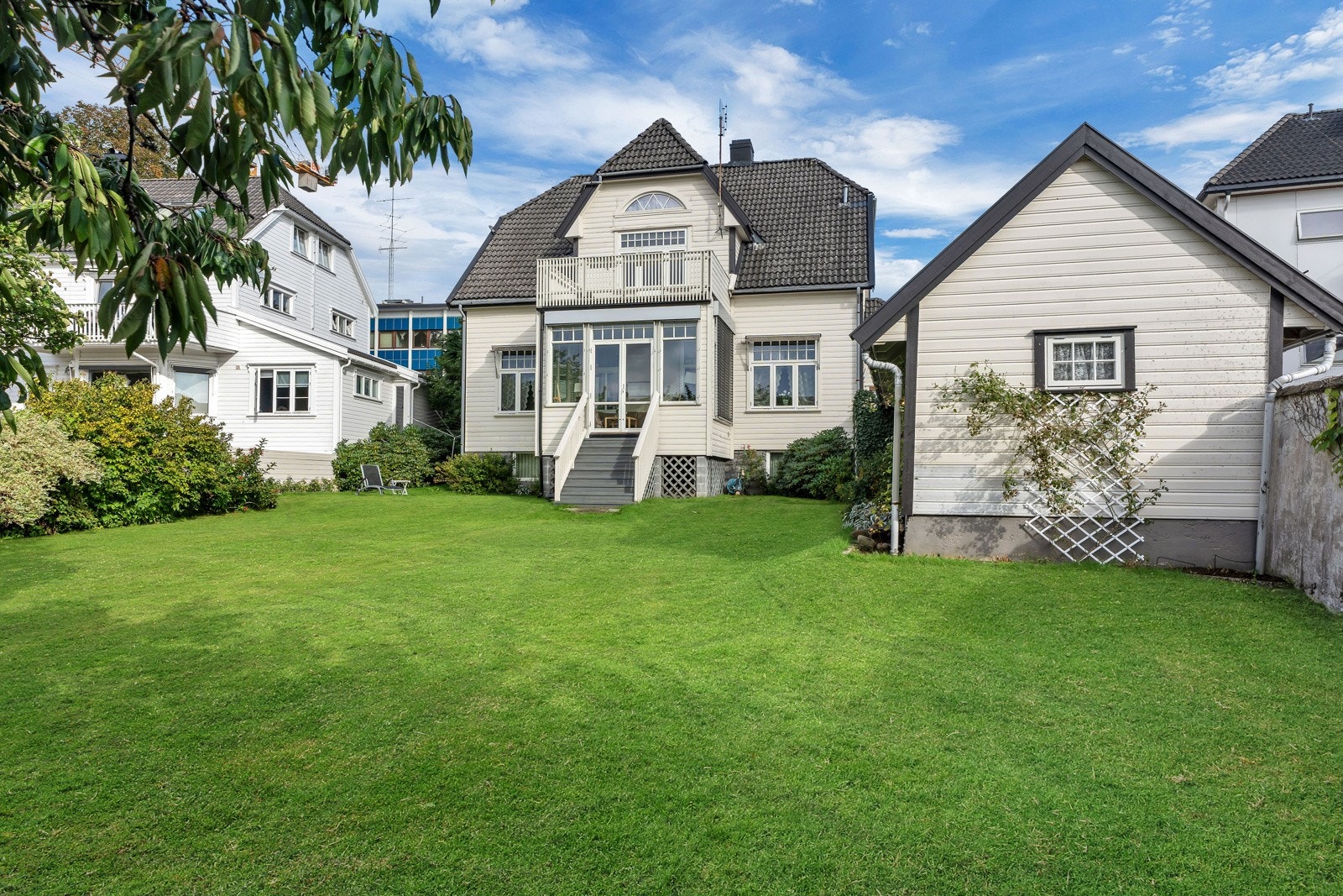 Den solrike hagen er særdeles pent opparbeidet med plen, blomsterbed samt eple- og kirsebærtre. Galleribilde