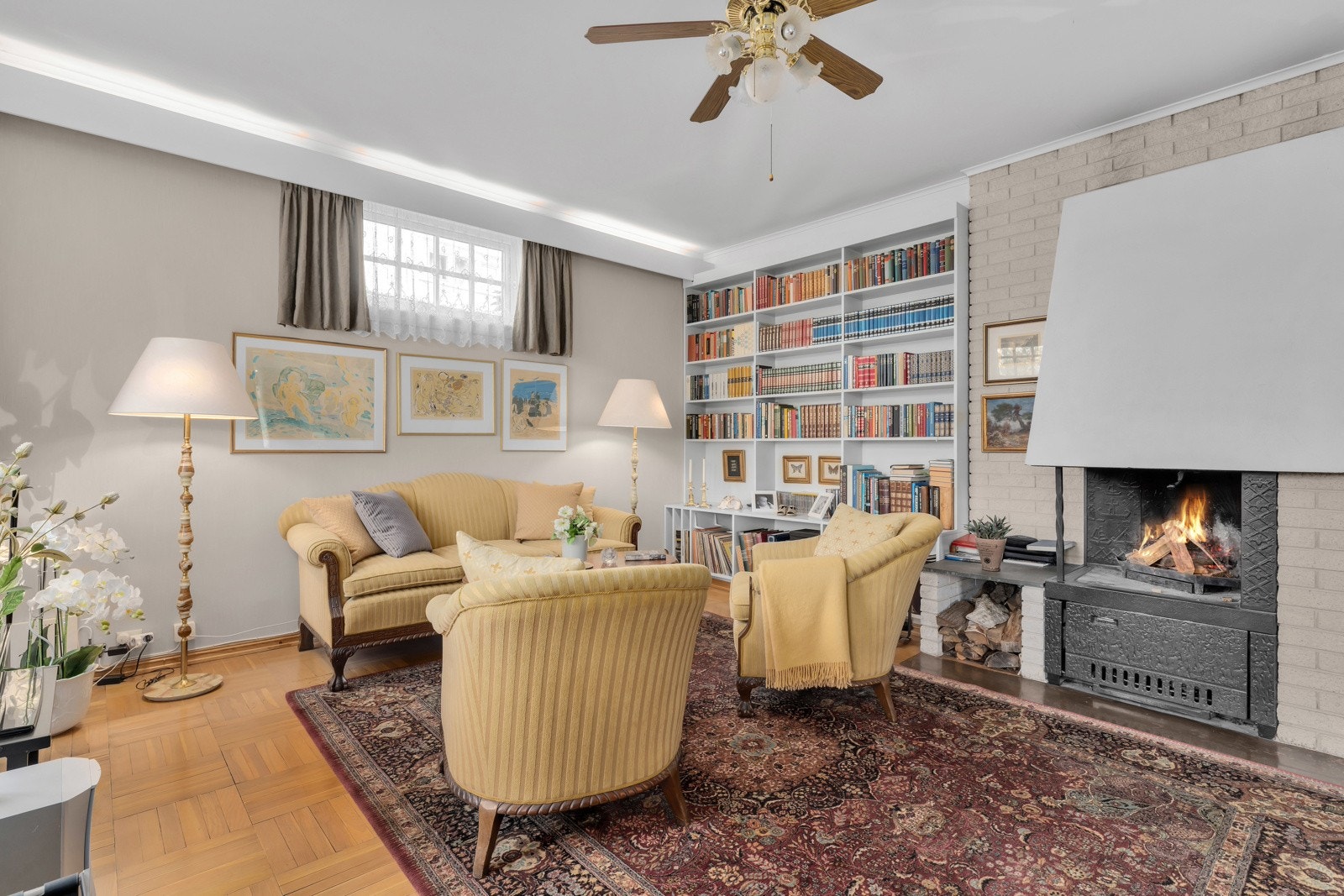 Del av dobbelstue med peis. Galleribilde