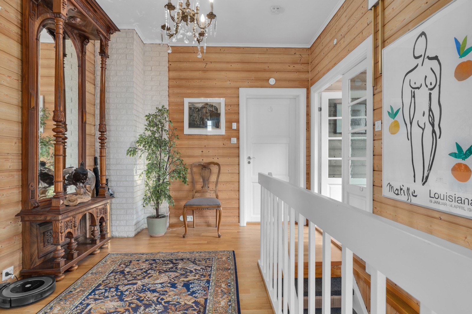 Romslig trappegang i 1.etg. med trapp ned til u.etg Galleribilde