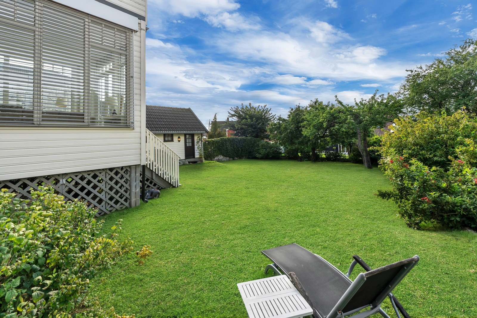 Flere usjenerte uteplasser med lune kroker. Galleribilde