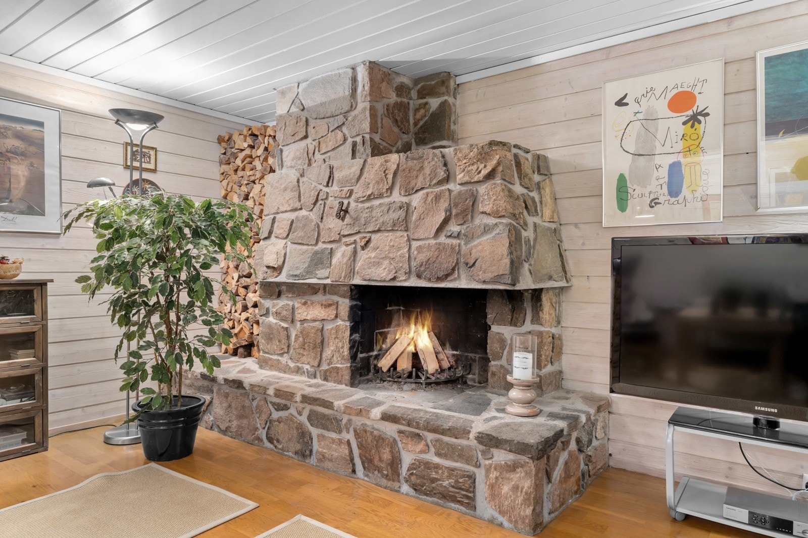 Peis i naturstein i kjellerstue. Galleribilde