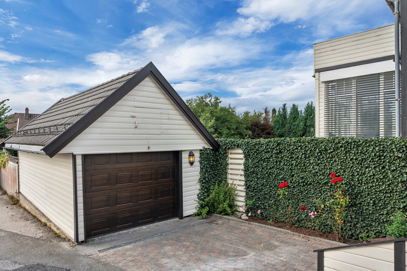 Garasje på tomten. Galleribilde