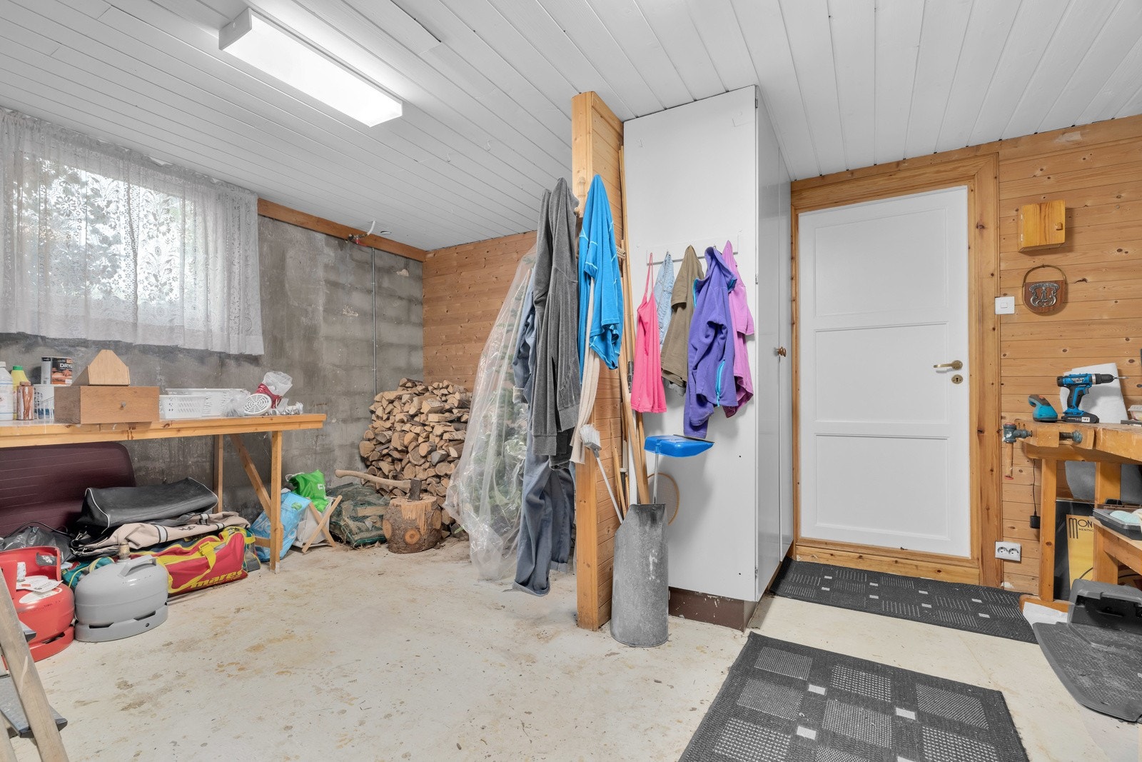 Bod / kjellerinngang. Galleribilde