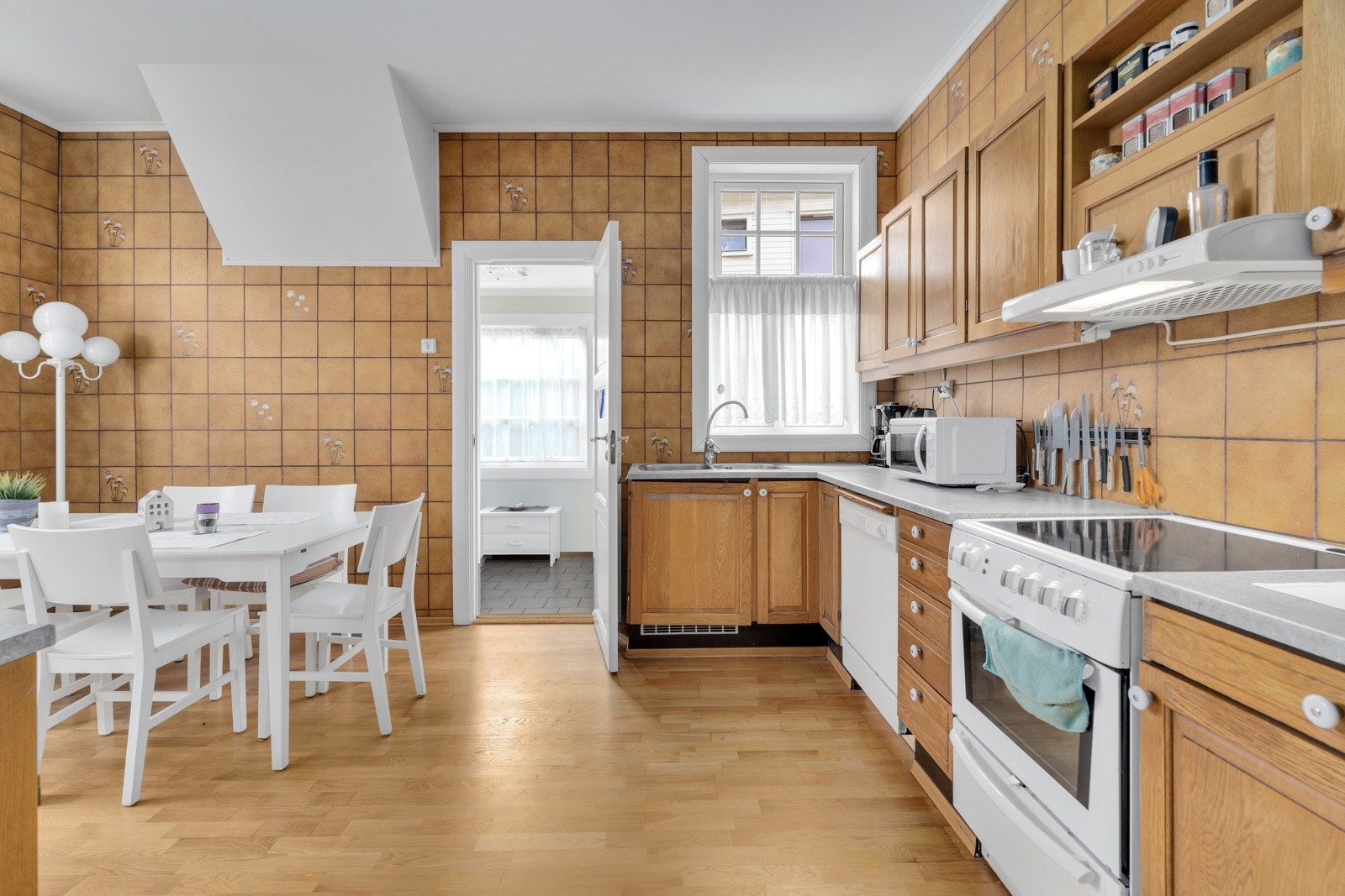 Stort kjøkken med adkomst til hverdagsinngang. Galleribilde