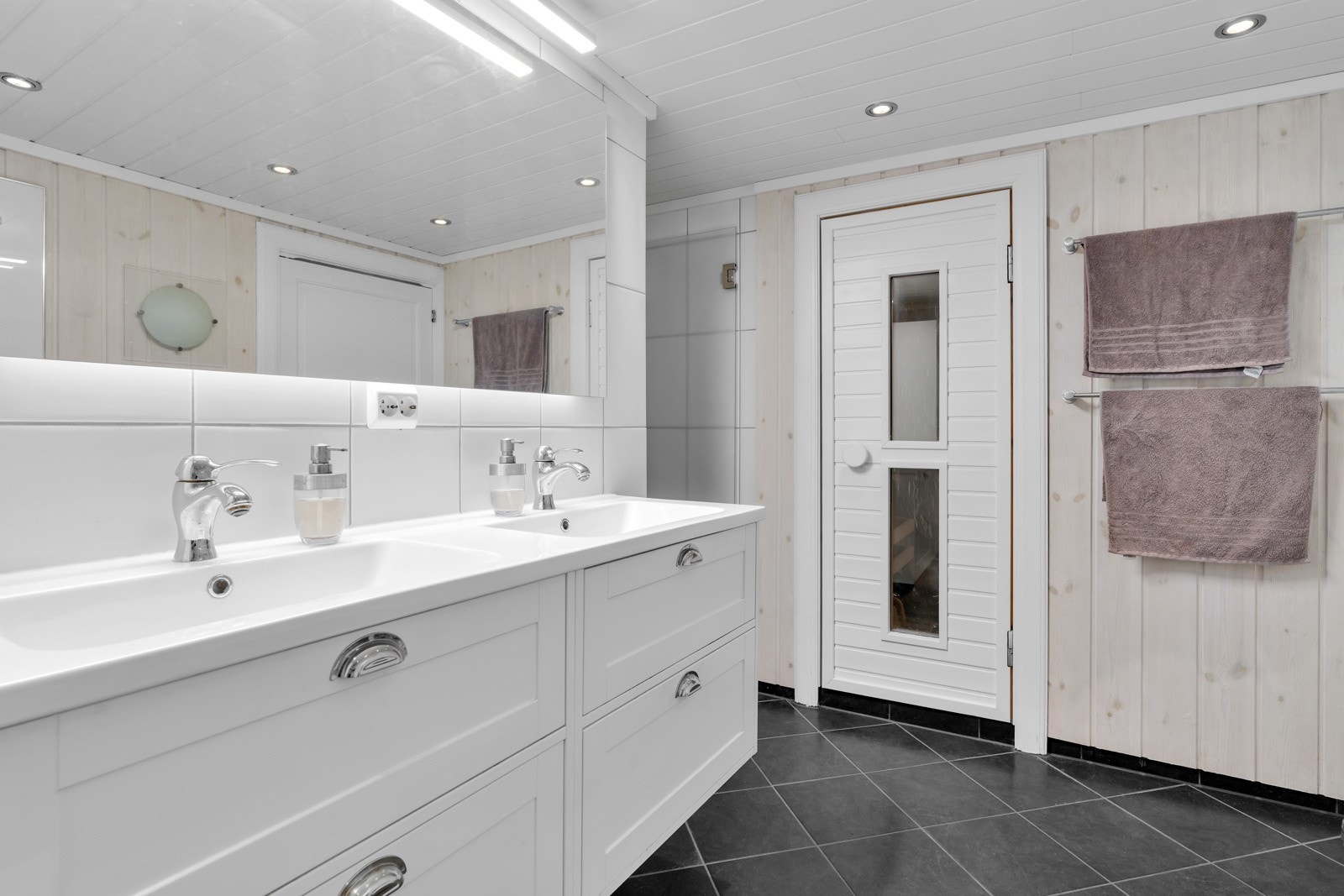 Stort bad i u.etg med både dusj og badekar. Galleribilde