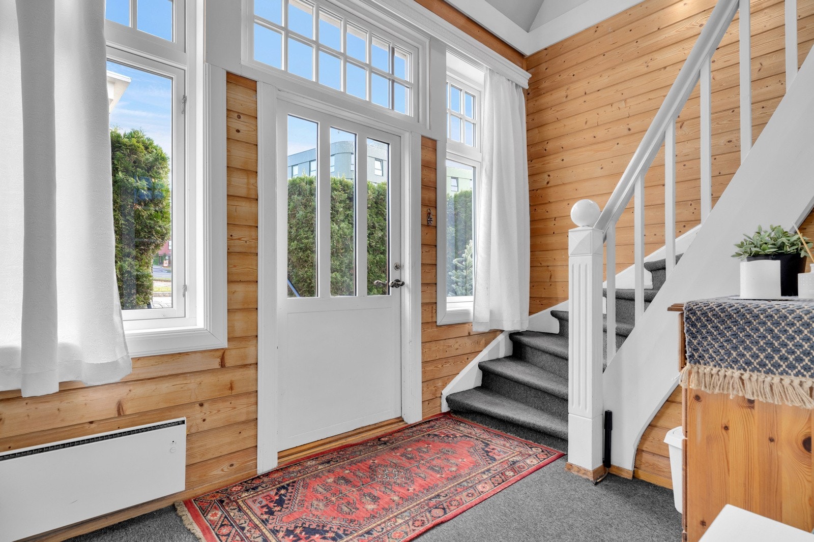 Romslig og representativ entré 1.etg. Galleribilde