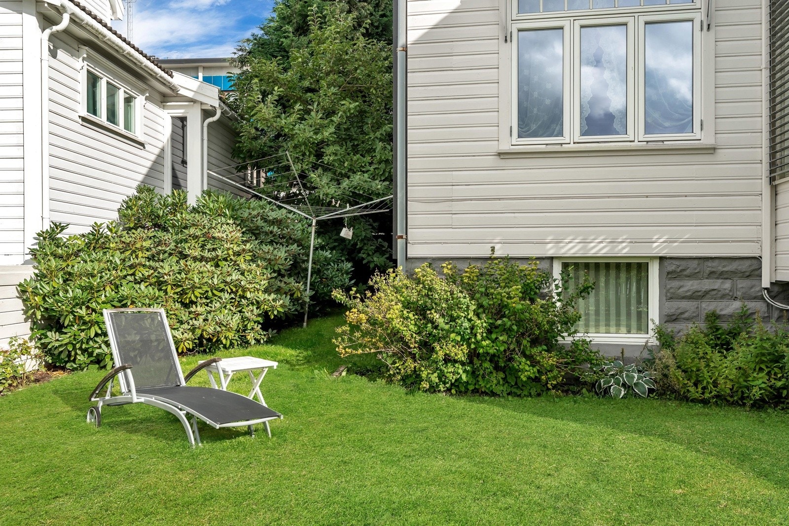 Flere usjenerte uteplasser med lune kroker. Galleribilde