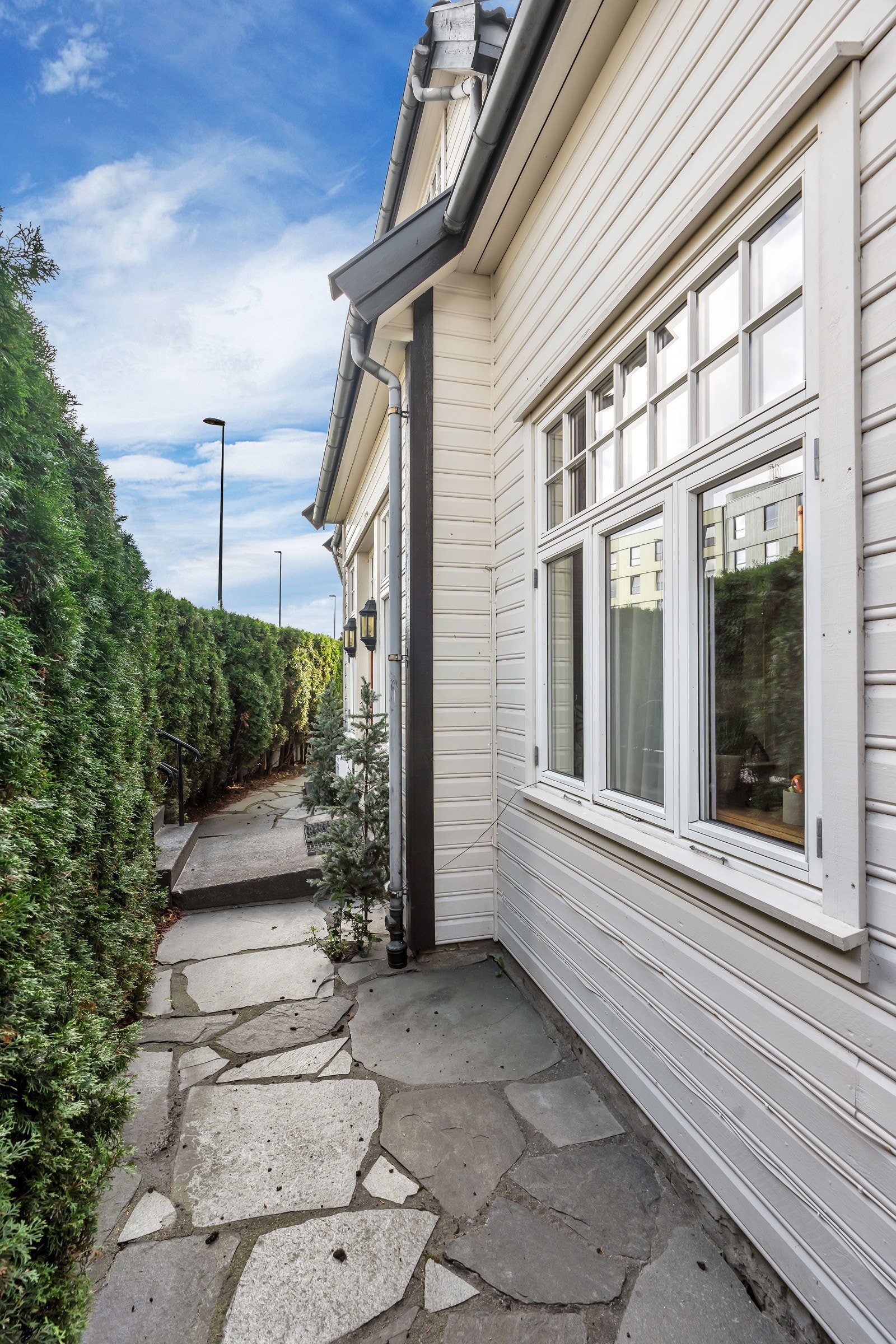 Steinlagt del av tomtens østside. Galleribilde