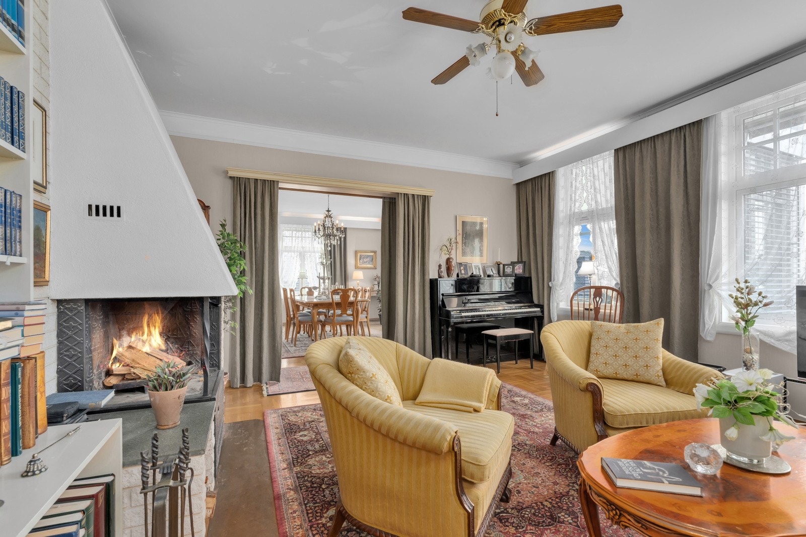 Del av dobbelstue med peis. Galleribilde