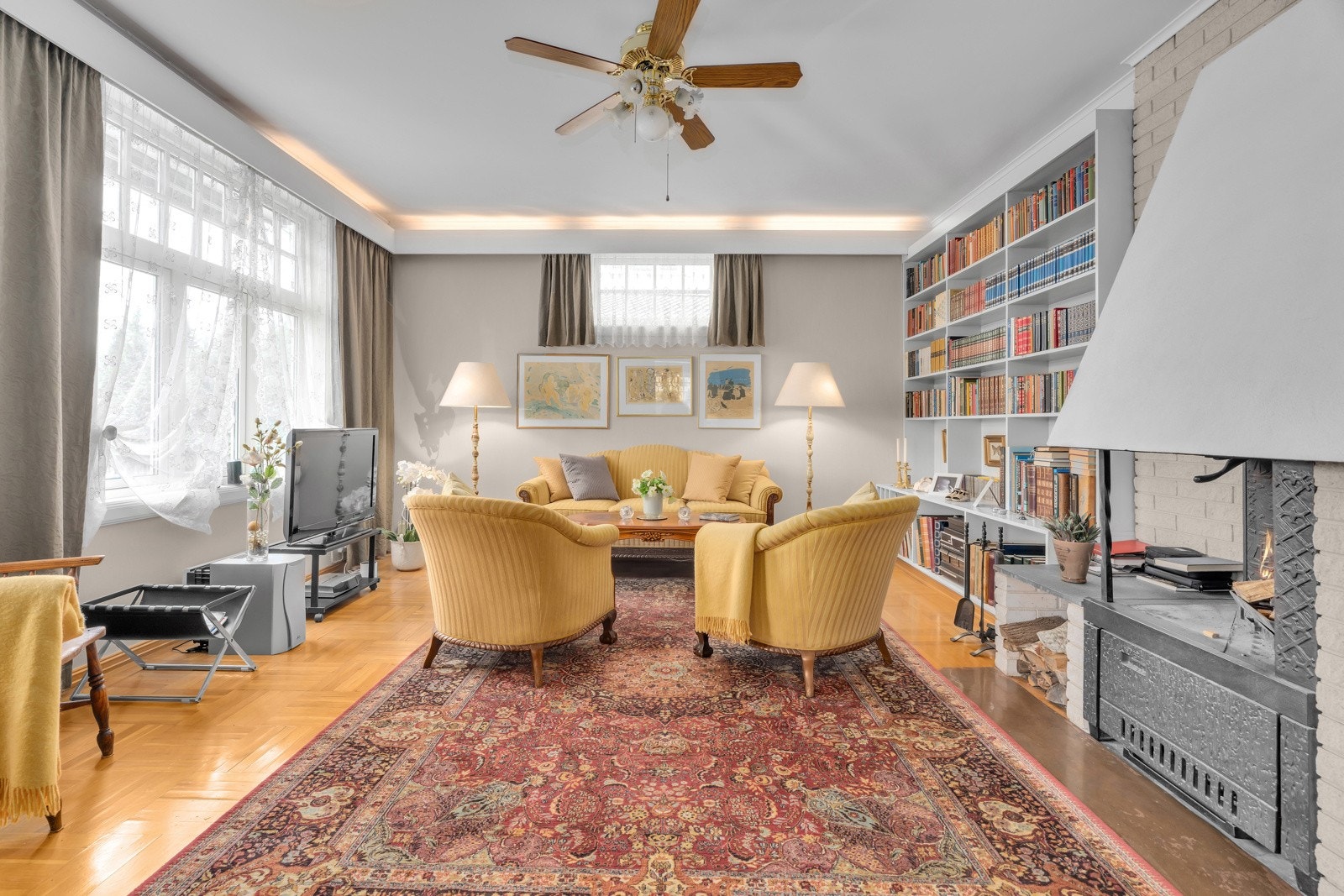 Del av dobbelstue med peis. Galleribilde