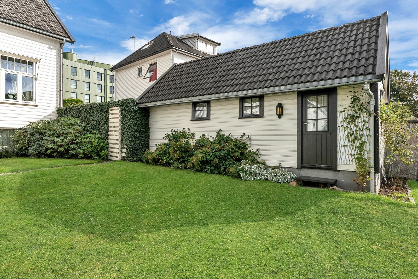 Garasje sett fra hage. Galleribilde