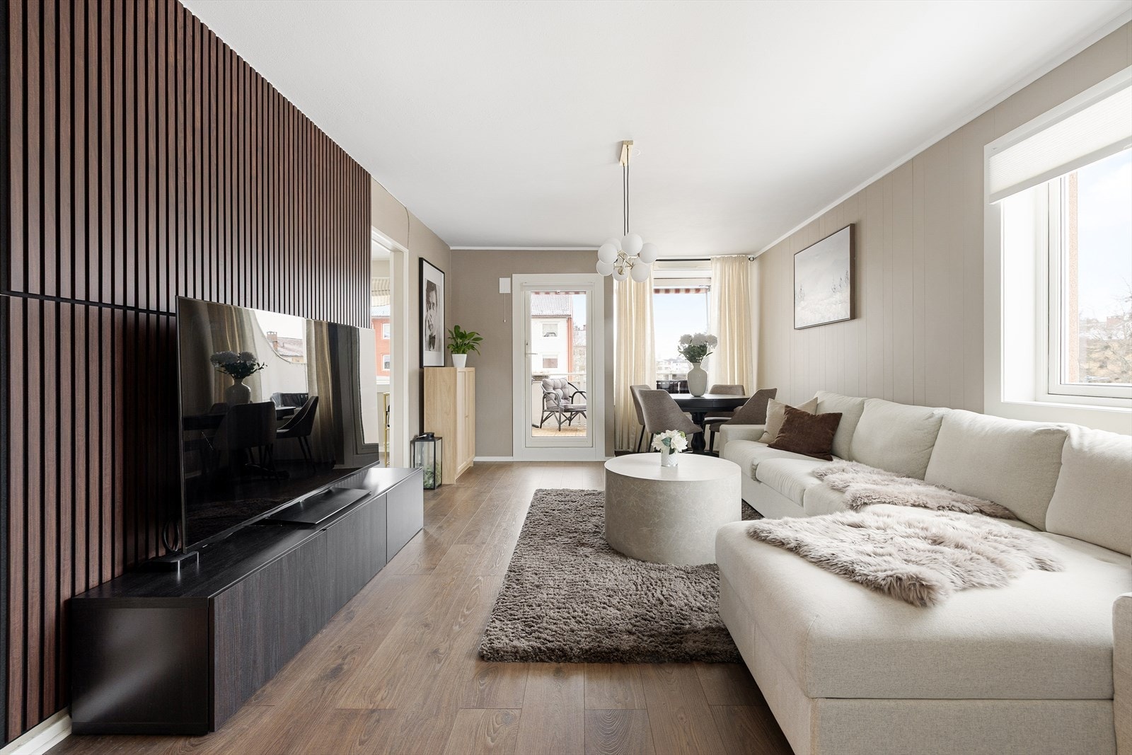 Stuen kan enkelt innredes med ønskelige møbler og har god plass til stor sofagruppe og spisebord. Galleribilde