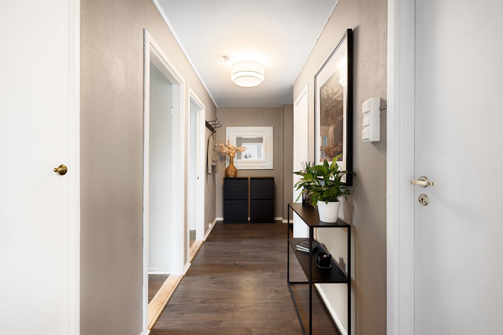 Entre med god oppbevaring av yttertøy og sko. I tillegg disponerer denne leiligheten tre kjellerboder. Galleribilde