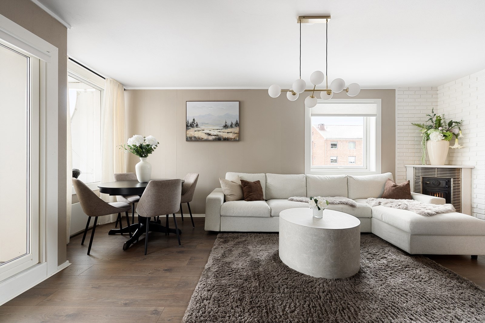 Denne endeleiligheten får rikelig med naturlig lys gjennom alle vinduene. Galleribilde