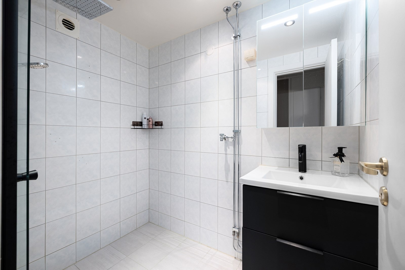 Leiligheten har et romslig bad med nye fliser og innredning fra 2024/2025. Galleribilde