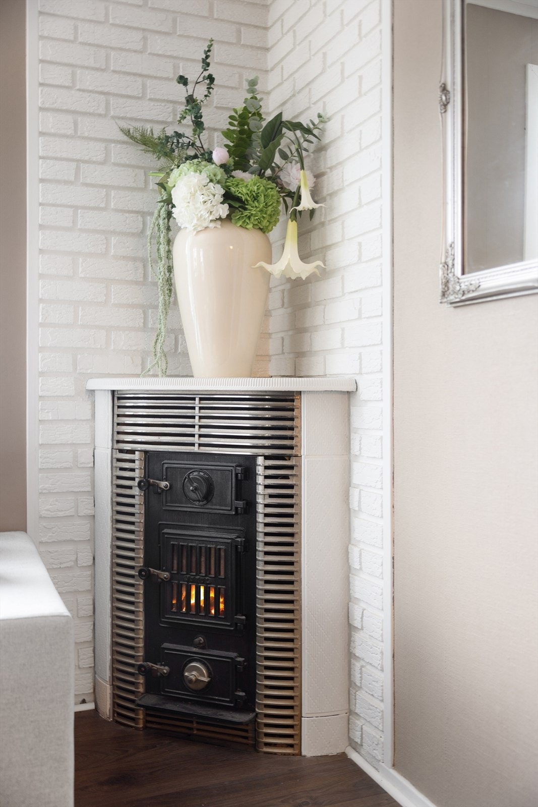 Det er plassert en sjarmerende peis i hjørne av stuen som varmer godt på kalde vinterdager. Galleribilde