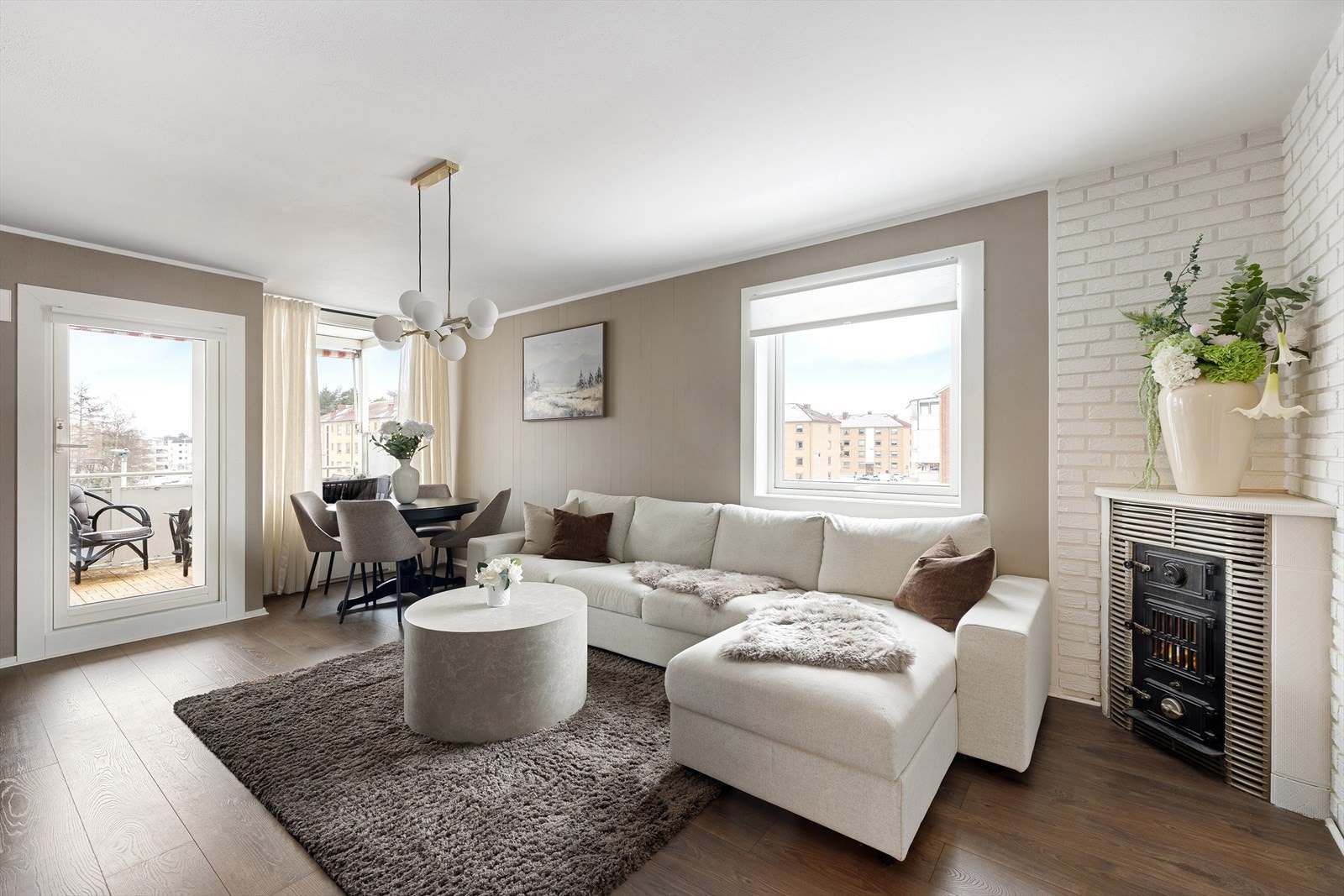 Velkommen til Solbergliveien 106A! En lys og attraktiv 4-roms endeleilighet i 3.etasje med god planløsning og hyggelig balkong. Galleribilde