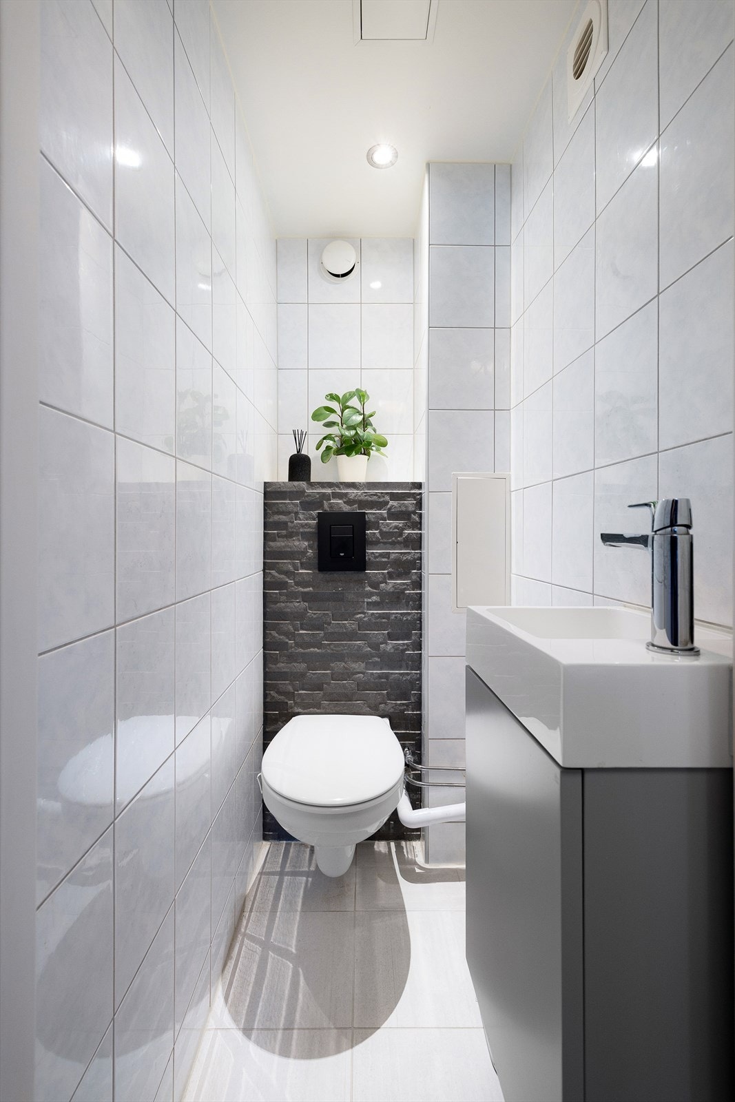 Rett ved siden av badet er det et toalettrom som også har fått nye fliser og innredning i 2024/2025. Galleribilde