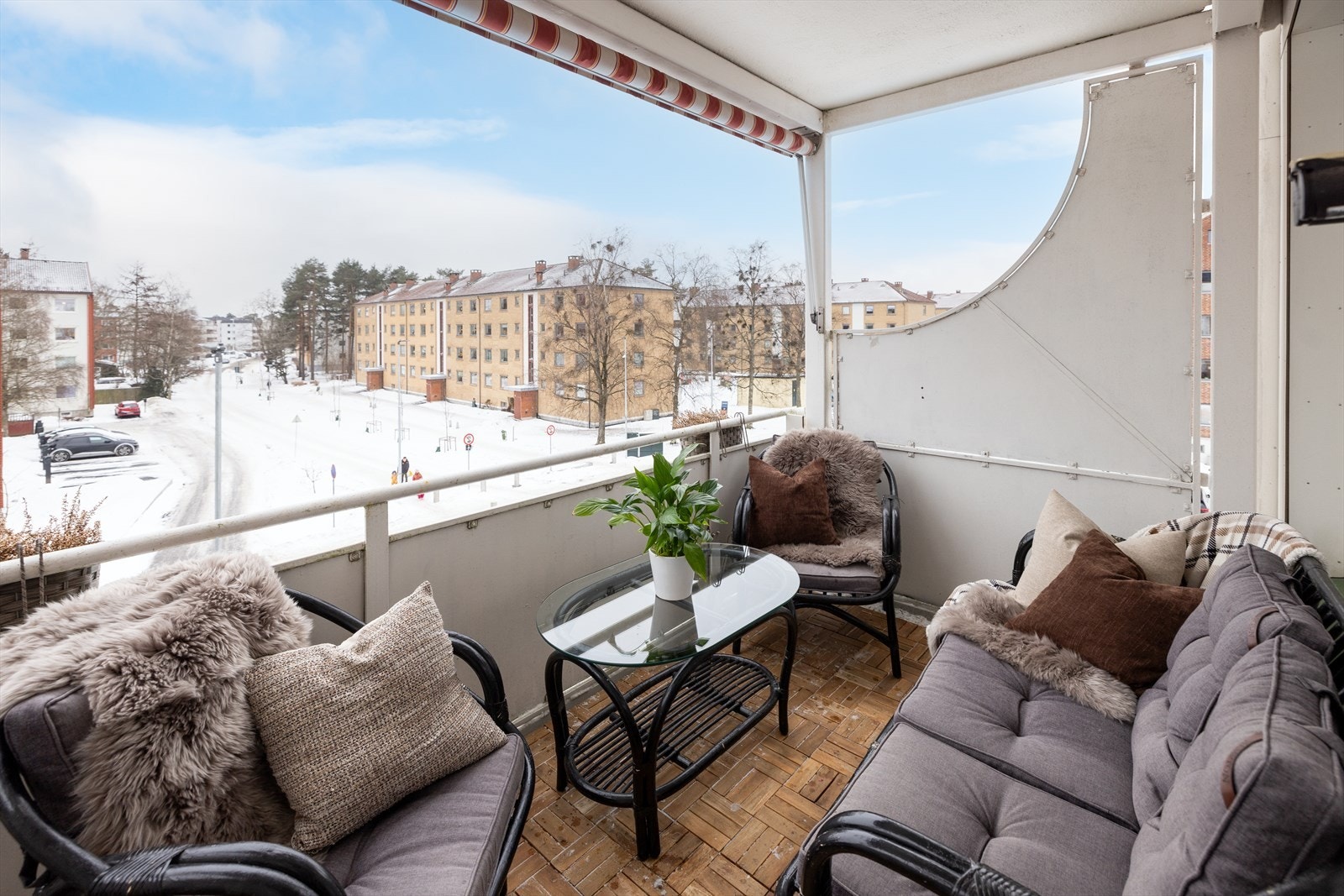 Denne sydvendte balkongen er på 8 kvm og er en perfekt forlengelse av stuen på fine sommerdager. Galleribilde