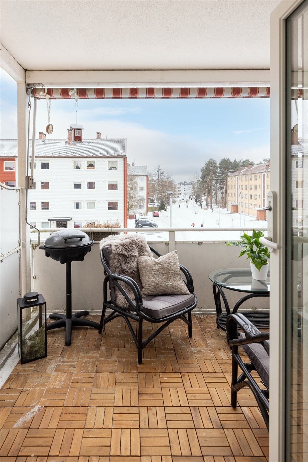 Balkongen har fint utsyn til borettslagets grøntareal. Galleribilde