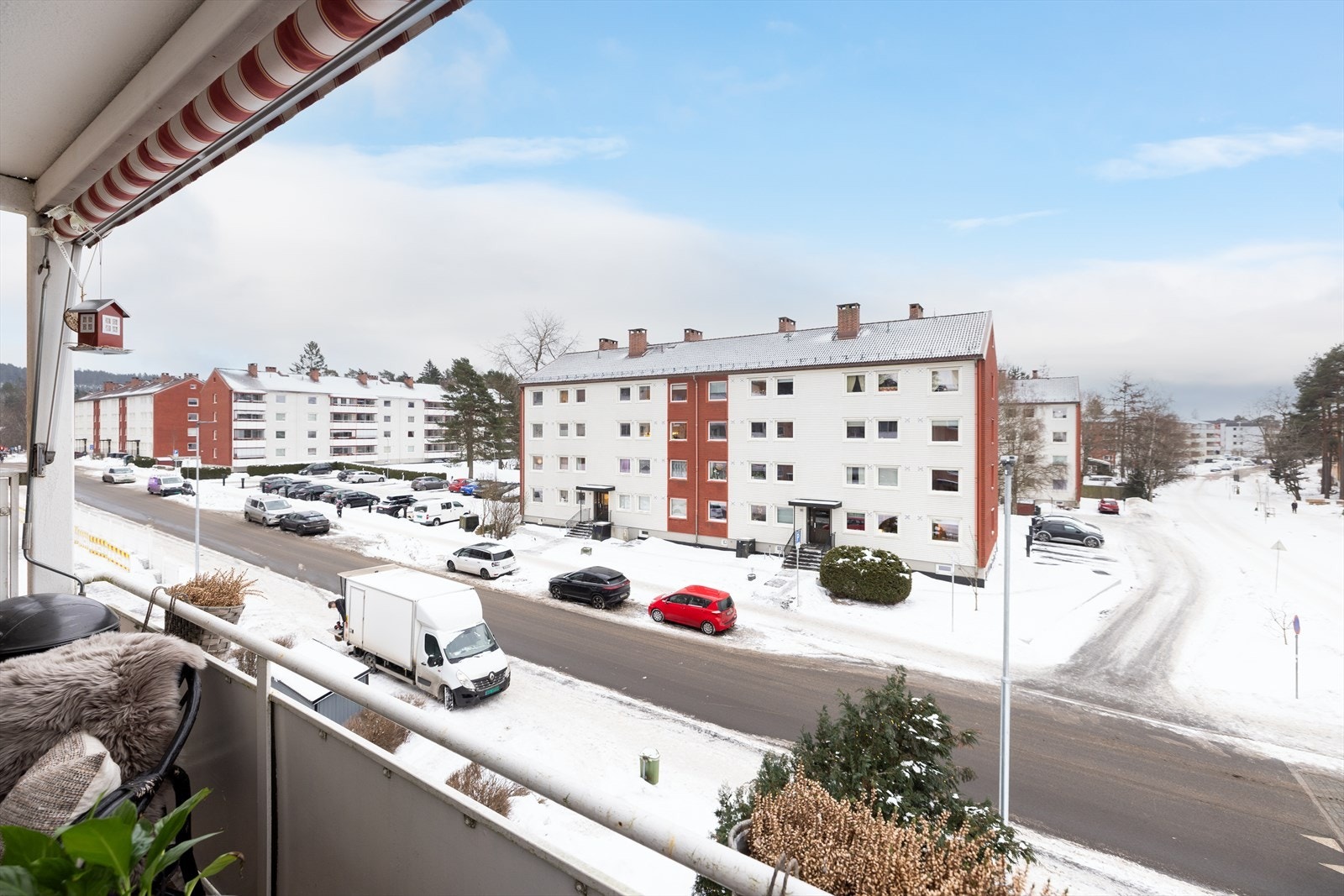 Selger opplyser om at det er sol fra ca. kl. 10-19 på en fin sommerdag. Galleribilde