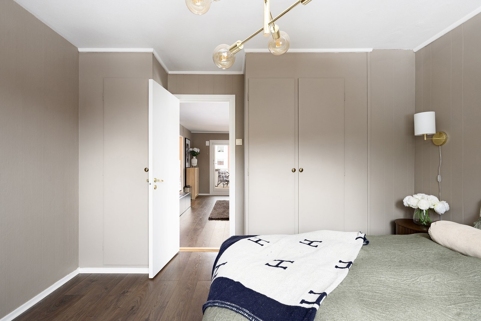 Leiligheten har tre soverom. Hovedsoverommet er av god størrelse og kan enkelt innredes med stor dobbeltseng og andre ønskelige møbler. Galleribilde