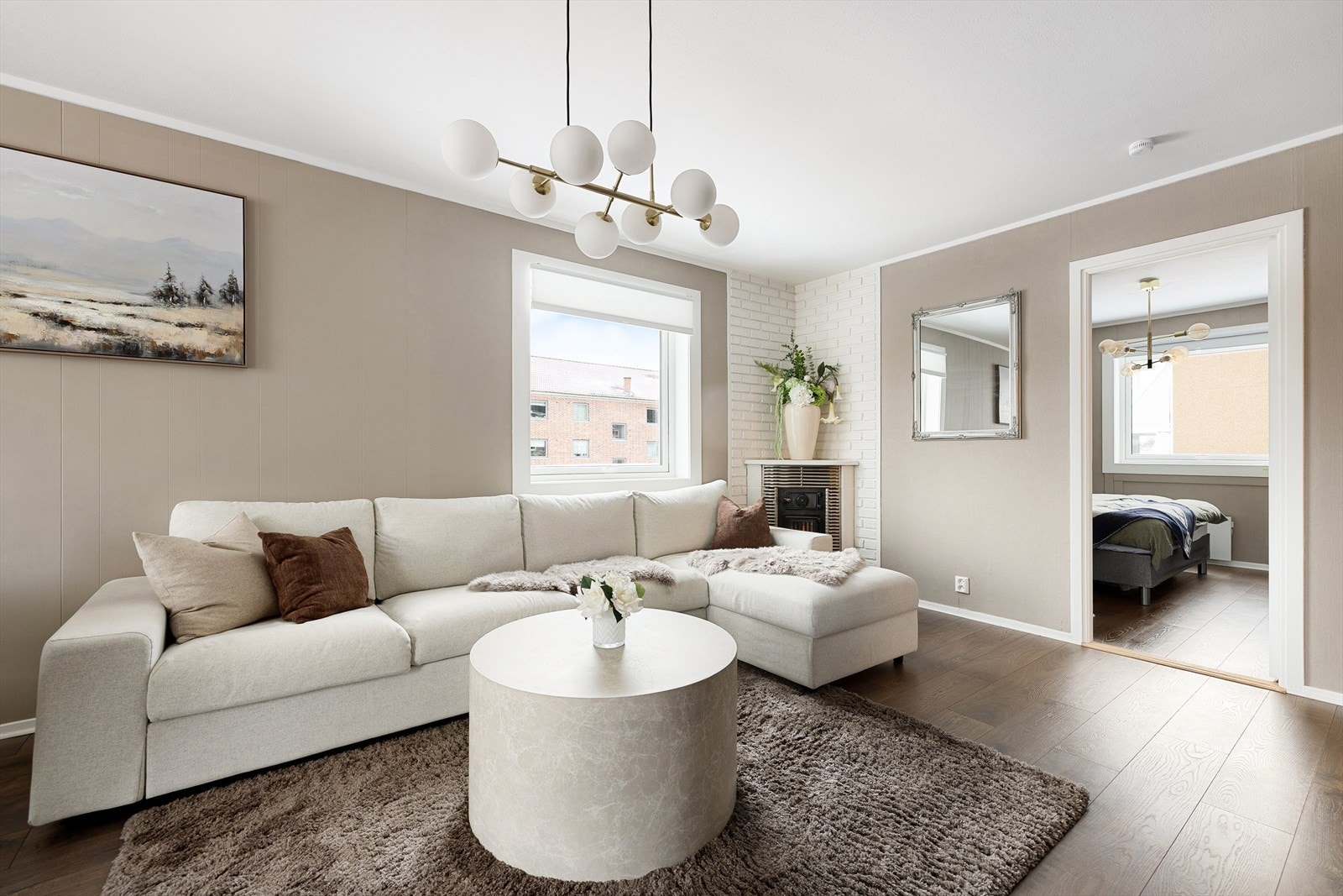 Det ble lagt nytt gulv i hele leiligheten i 2024. Galleribilde