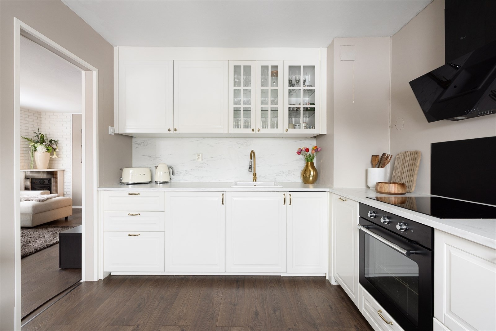 Fra stuen kommer du videre inn til kjøkkenet som er nytt i 2024. Galleribilde