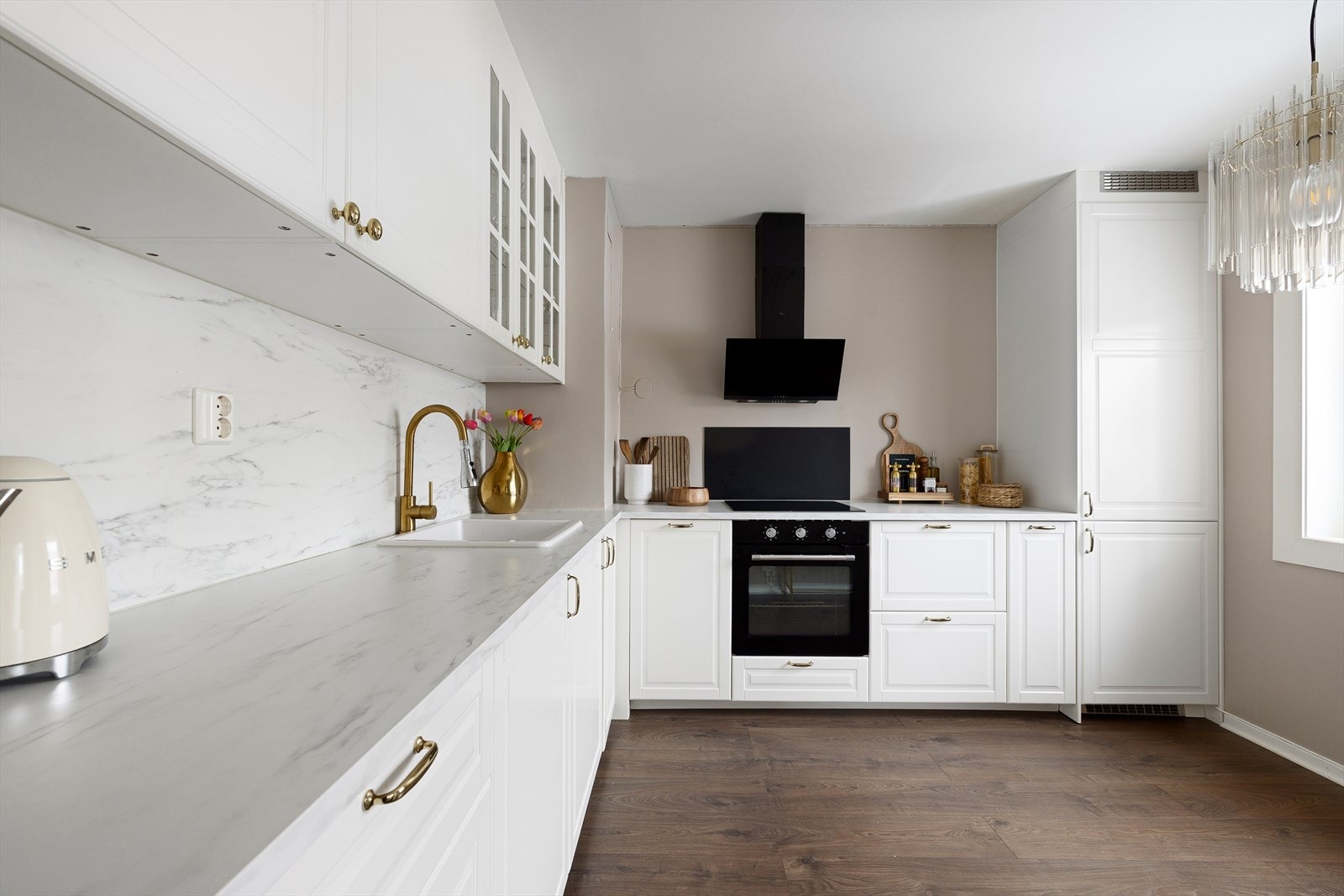 Kjøkkenet har rikelig med skap og benkeplass, og alle hvitevarer er sømløst integrert. Galleribilde