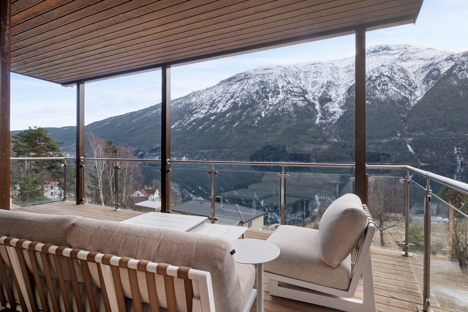 Stor og overbygd veranda i mellometasjen, her kan ein sitte skjerma under tak uansett værforhold. Galleribilde