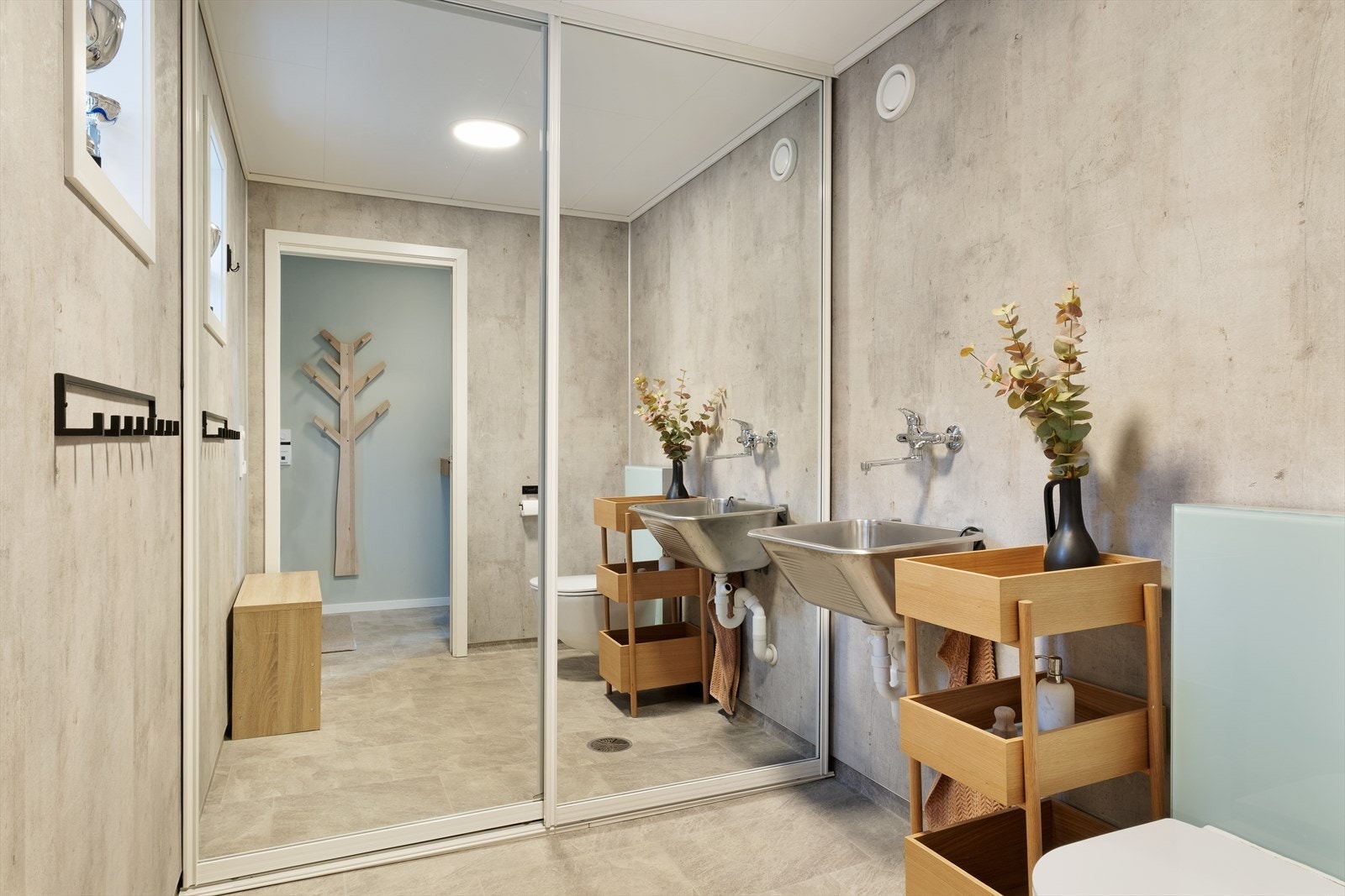 Her er god oppbevaringsplass til yttertøy og sko i garderobeskåp. Ellers har rommet vinylbelegg på golv med varmekablar og baderomsplater på vegg. Galleribilde