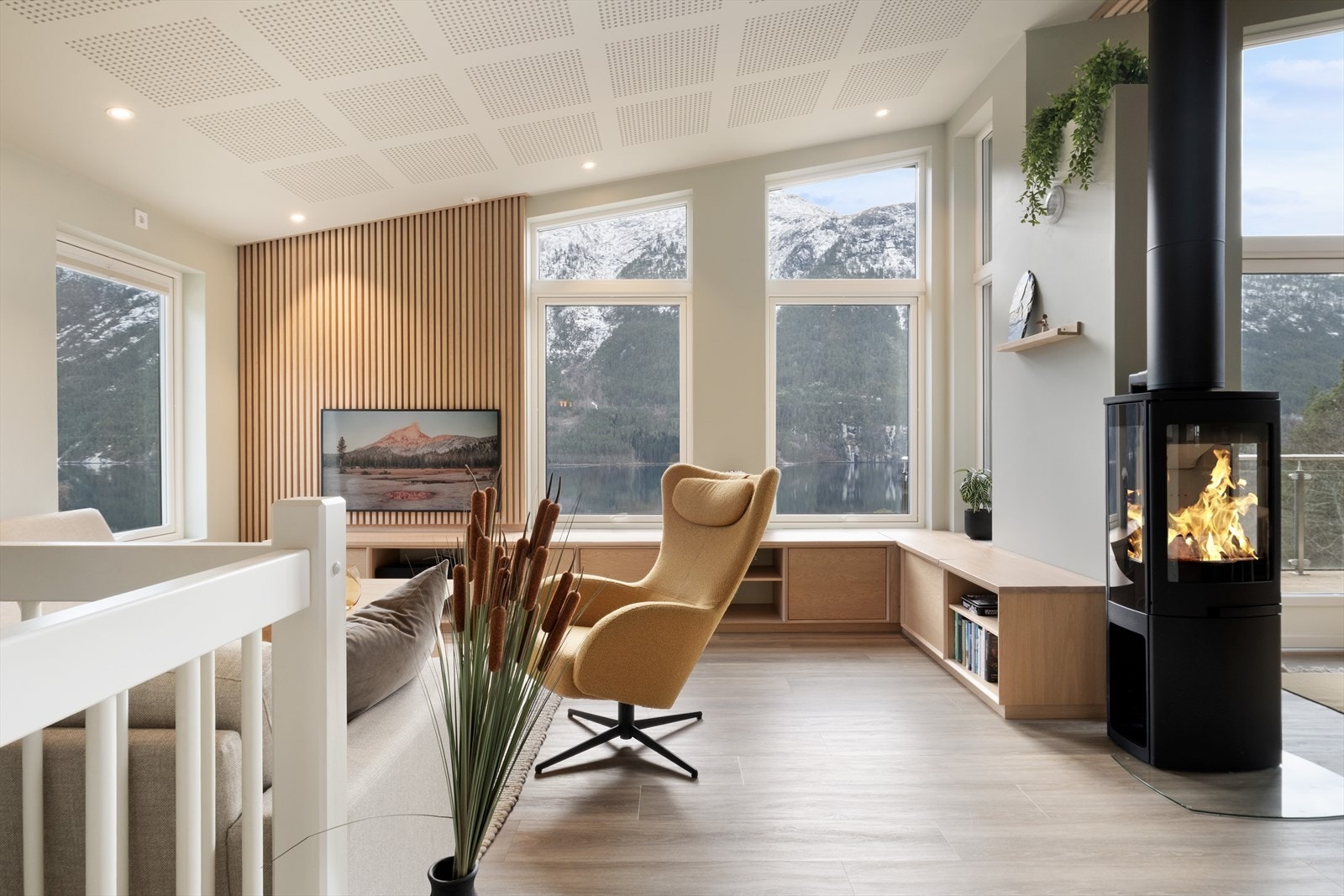 Plassbygd benk frå Sognetre ved vindauga gir godt med oppbevaringsplass, samt ein triveleg sitteplass der ein kan nyte utsikta over Eidsfjorden og fjella rundt. Galleribilde