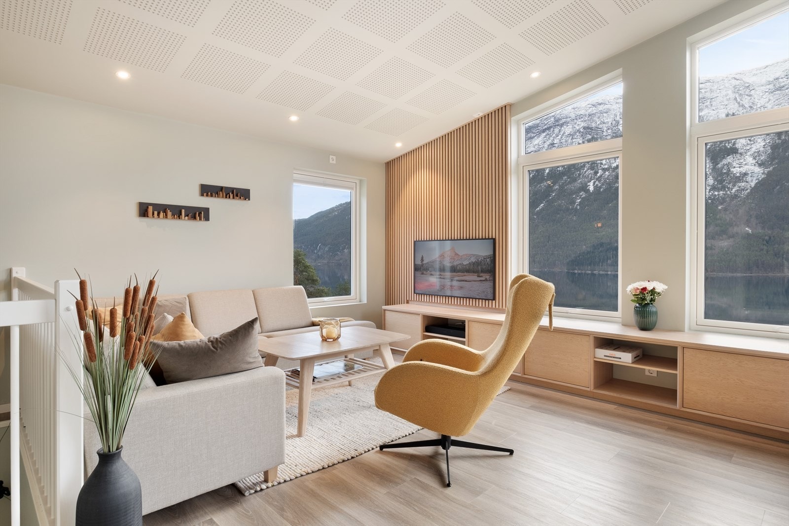 Dagens eigar har oppgradert himling med lyddempande plater, som gjev merkbart betre innemiljø. Galleribilde