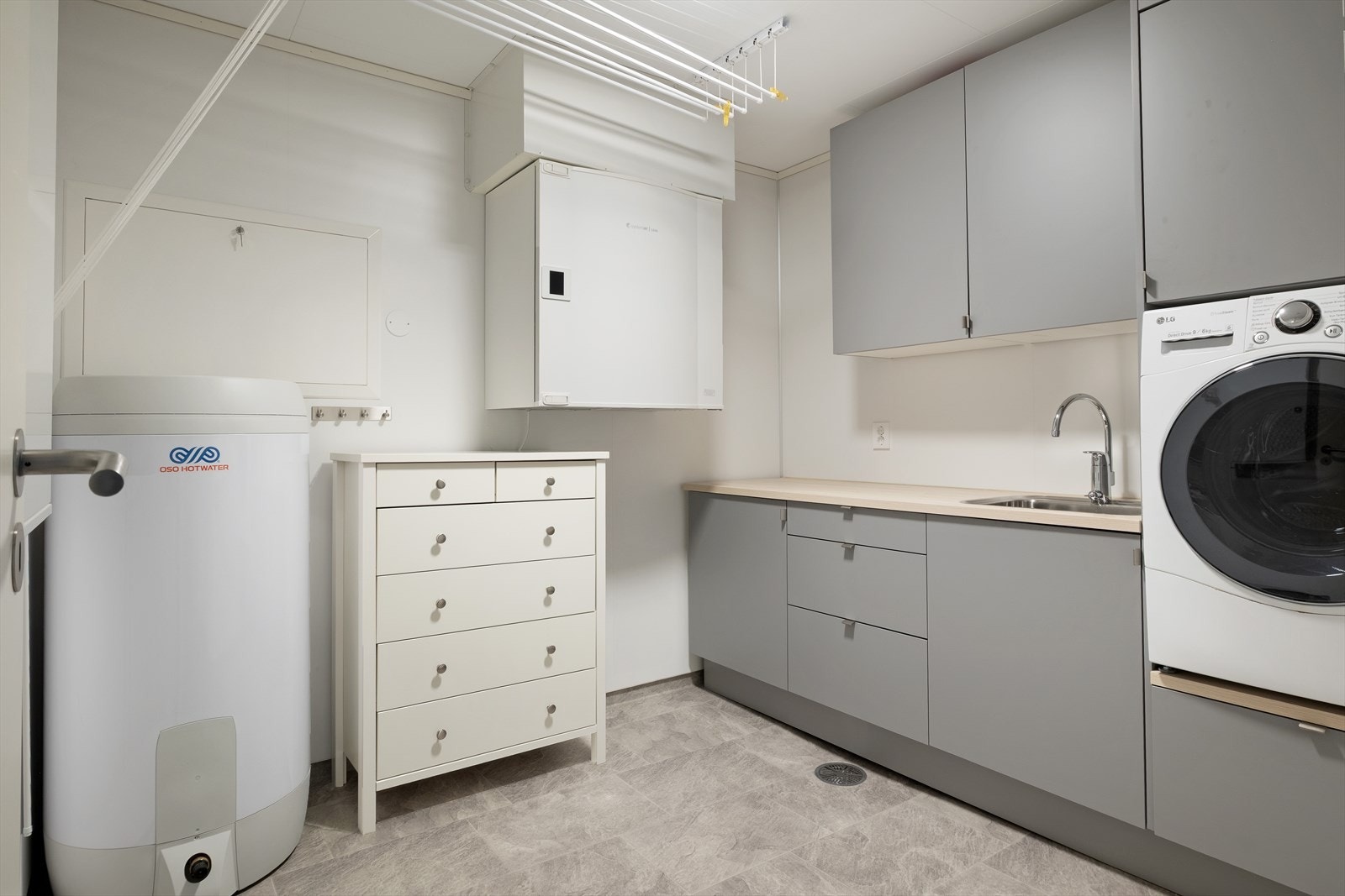 Romsleg og praktisk vaskerom med god oppbevaringsplass. Galleribilde