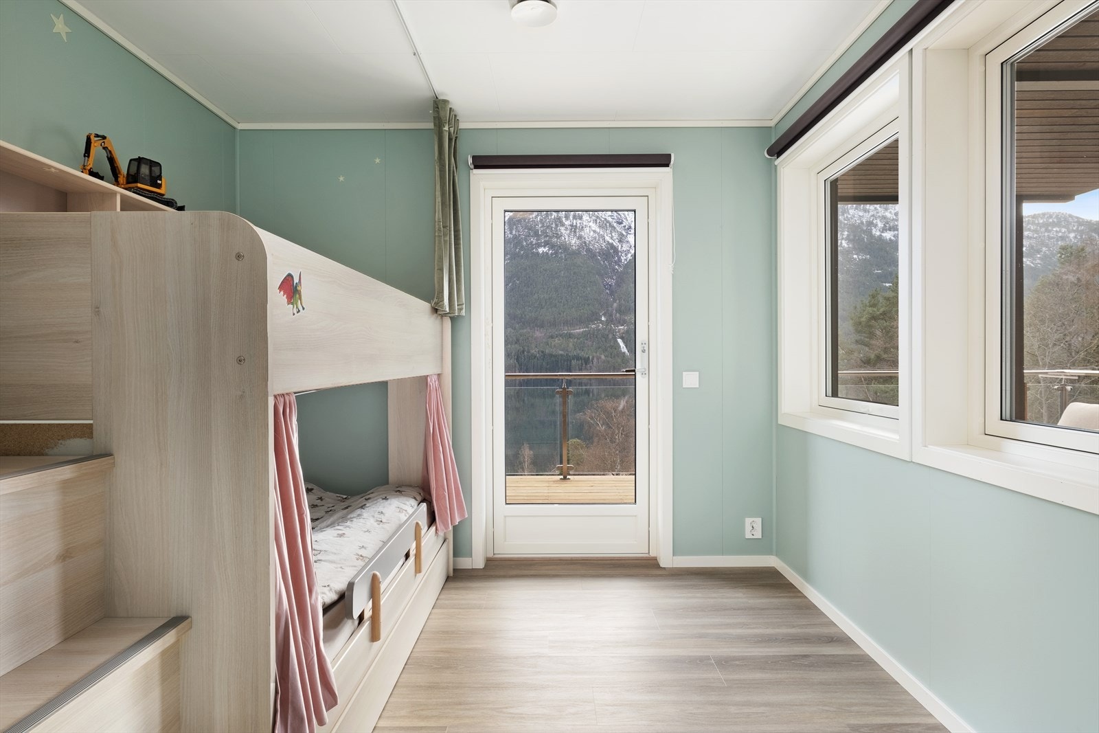 Soverom i mellometasjen med tilkomst ut til veranda. Det er montert spesialbestilte rullegardiner på vindauga, og desse følgjer med salet. Galleribilde