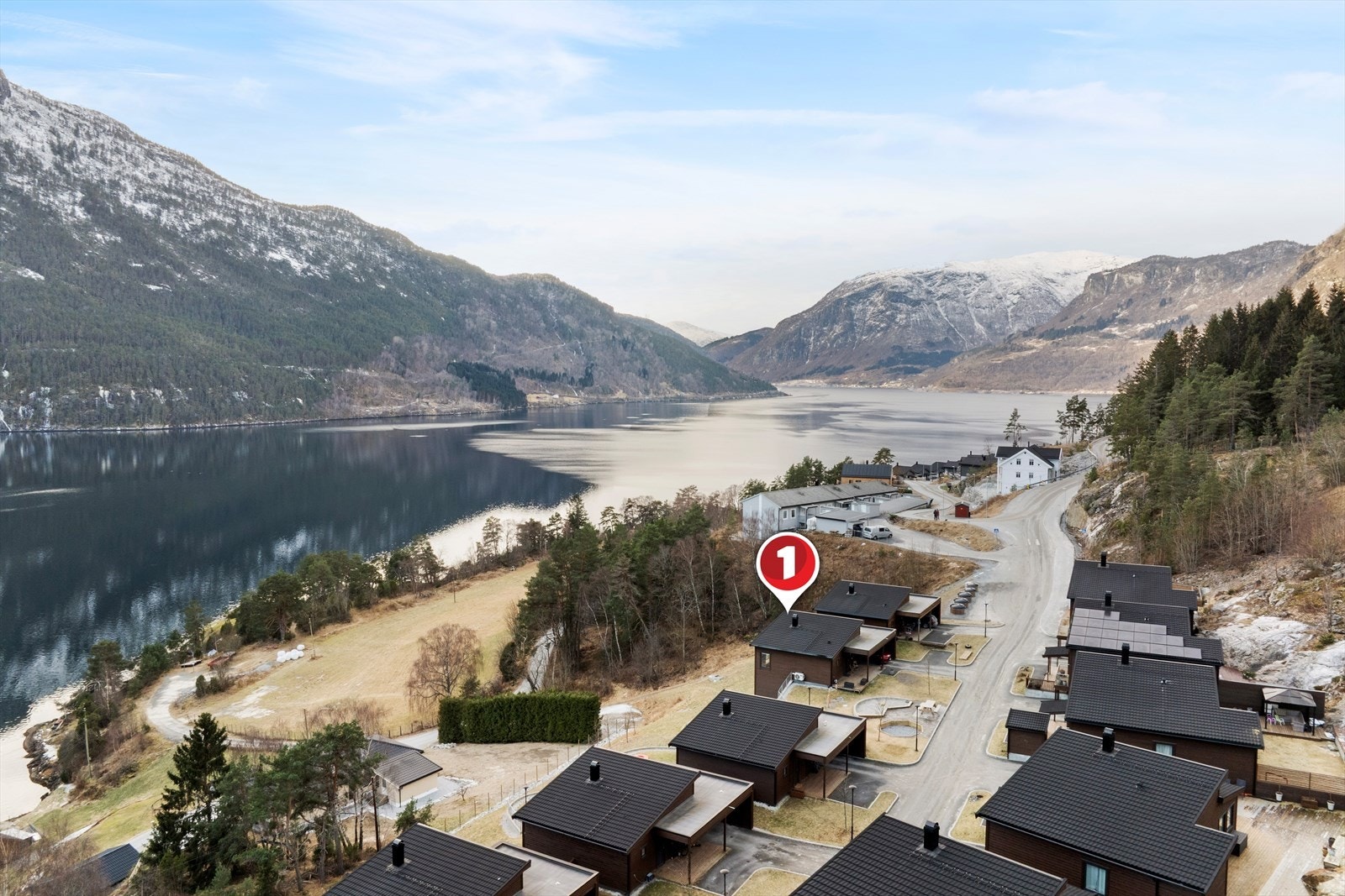 Frå eigedommen har ein gåavstand til barnehage, fine friluftsområder og badestrand som er like i nærleiken. Gang- og sykkelveg til sentrum. Galleribilde