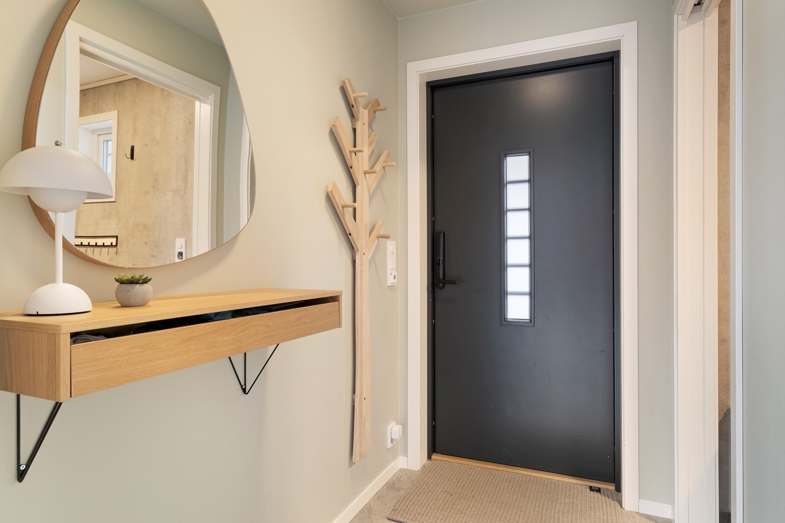 Velkomen inn i ein lys og innbydande entré. Her har du enkel tilgang til toalettrom og grovgarderobe med utslagsvask, ei praktisk og funksjonell løysing i kvardagen som skjulast med skyvedør. Galleribilde