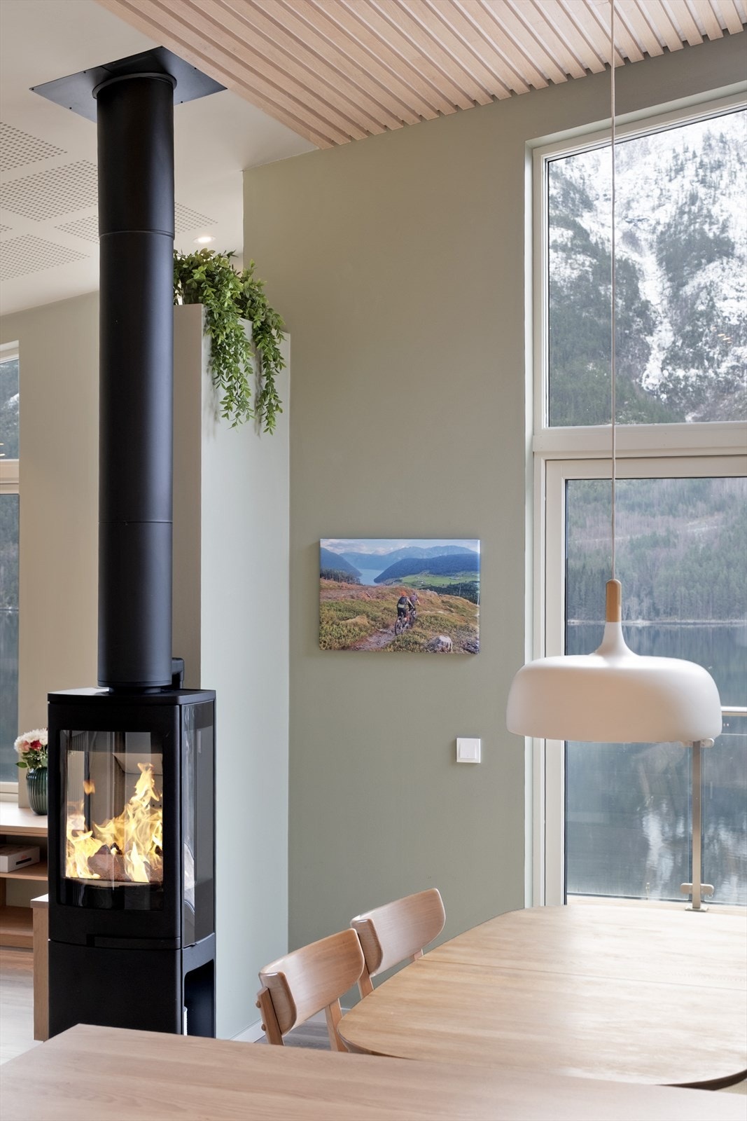 Som varmekjelde i bustaden er det vedomn, varmepumpe, og varmekablar på bad, toalett og vaskerom. Galleribilde