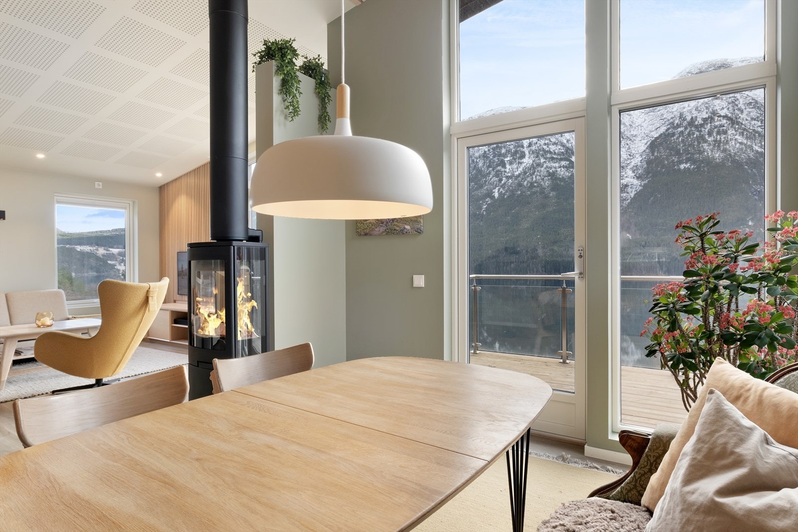 I hovudetasjen er det montert solskjerming på vindauga, samt spesialbestilt plisségardin i vindauget mot naboen i øst. Galleribilde