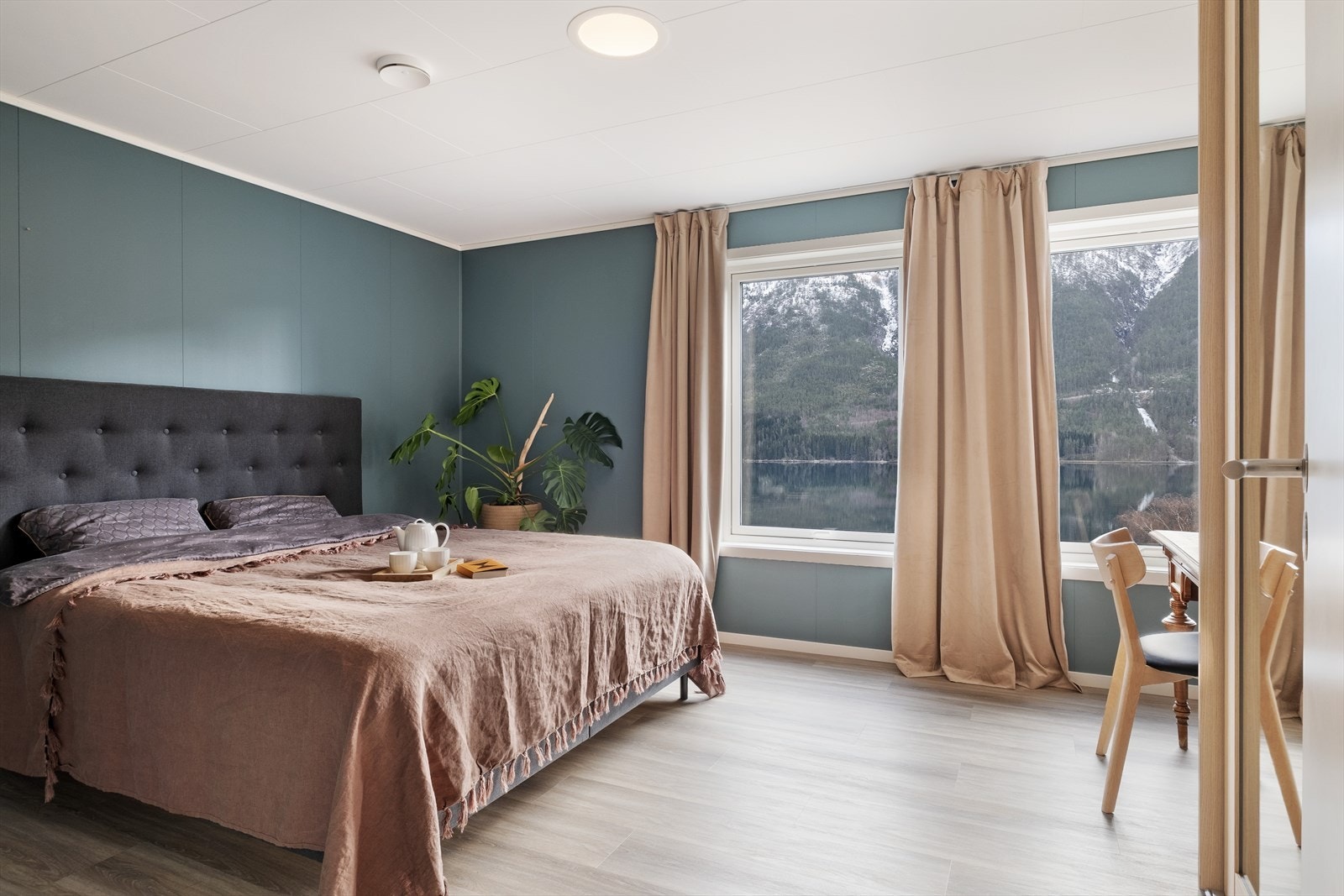 Hovedsoverom av svært god størrelse med plass til ei romsleg seng og anna ønskja innreiing. Galleribilde