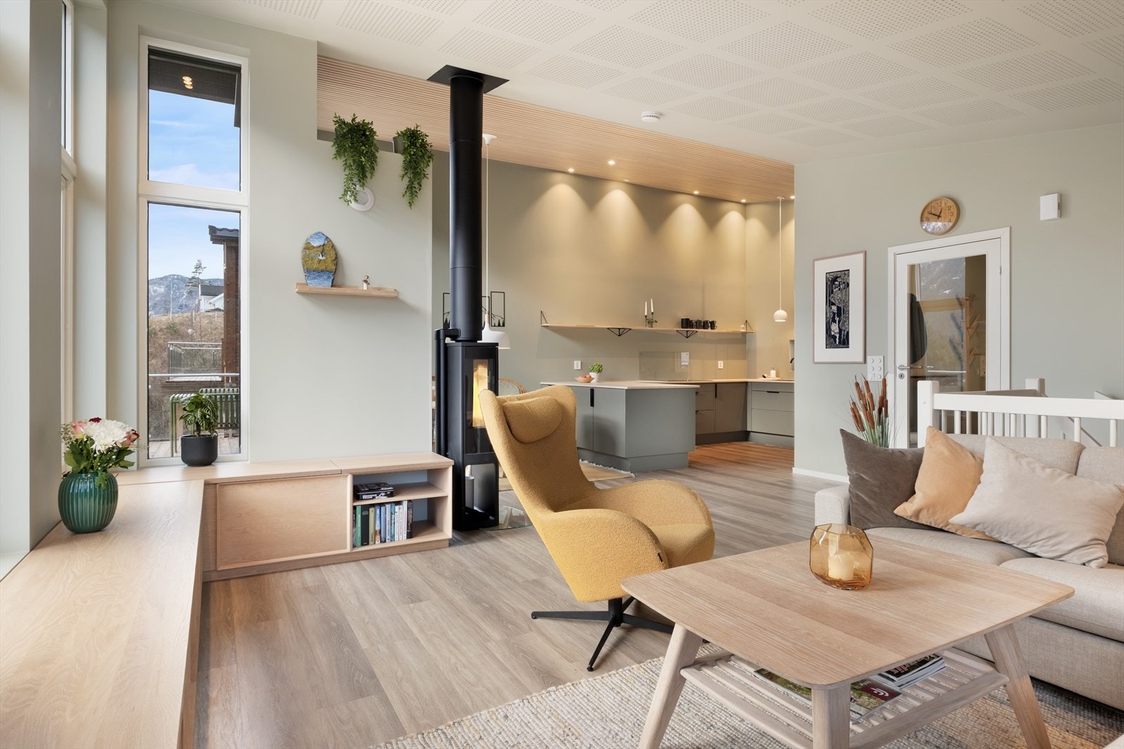 Bustaden går over tre plan, med stove og kjøken samla i ei open og sosial løysing. Galleribilde