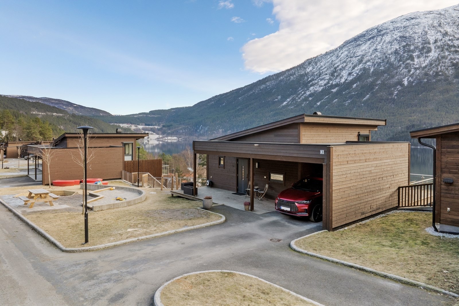 Sameiget Vedlegjerdet består av 20 bustadseksjonar og er veldrive med god økonomi. Sameiget har eit felles engasjement for trivelege og velhaldne uteområde, og ønskjer å vidareutvikle desse for å leggje til rette for best mogleg trivsel. Galleribilde